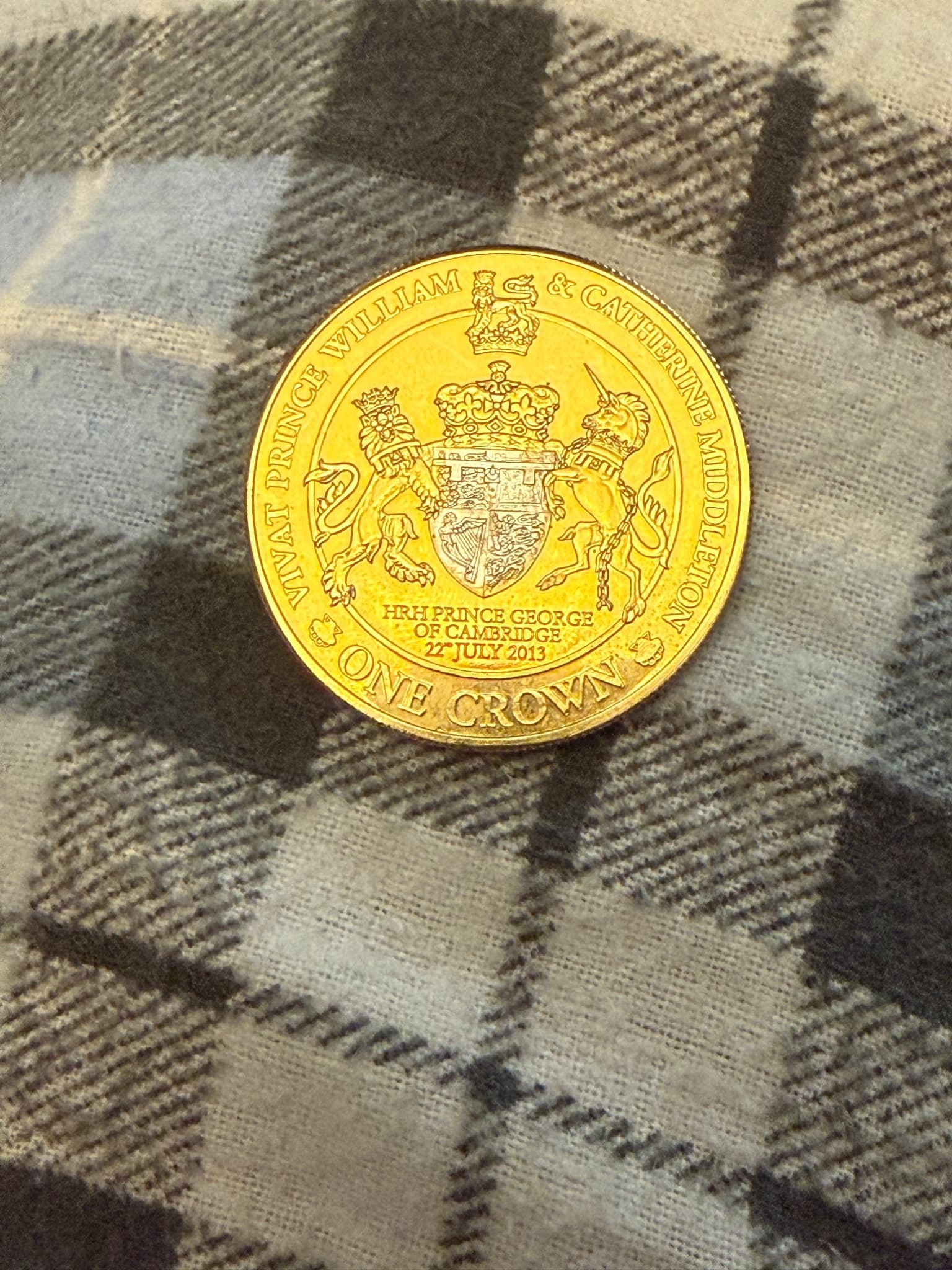 Royal Mint Commemorative One Crown Coin Prince William & Catherine Middleton — photo 5 of 7
