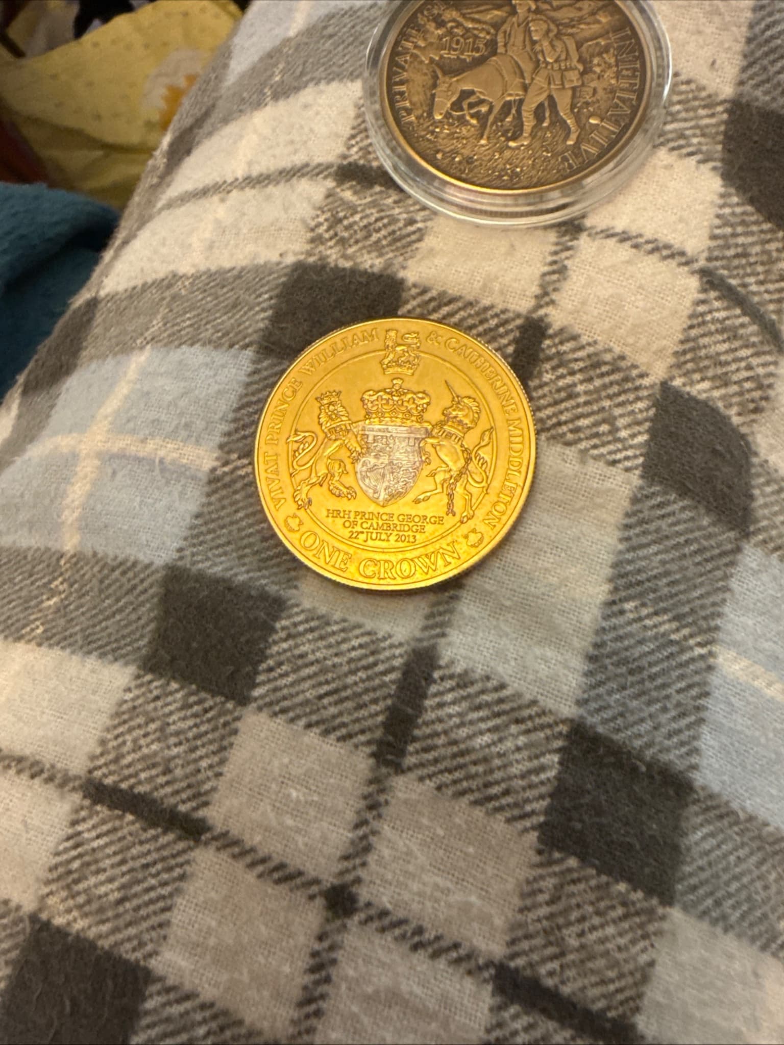 Royal Mint Commemorative One Crown Coin Prince William & Catherine Middleton — photo 6 of 7