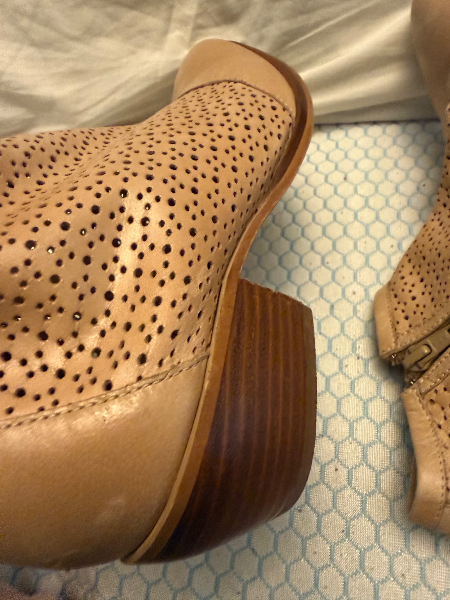 Wittner Perforated Leather Block Heel Ankle Boots Beige Size 38 — photo 5 of 11