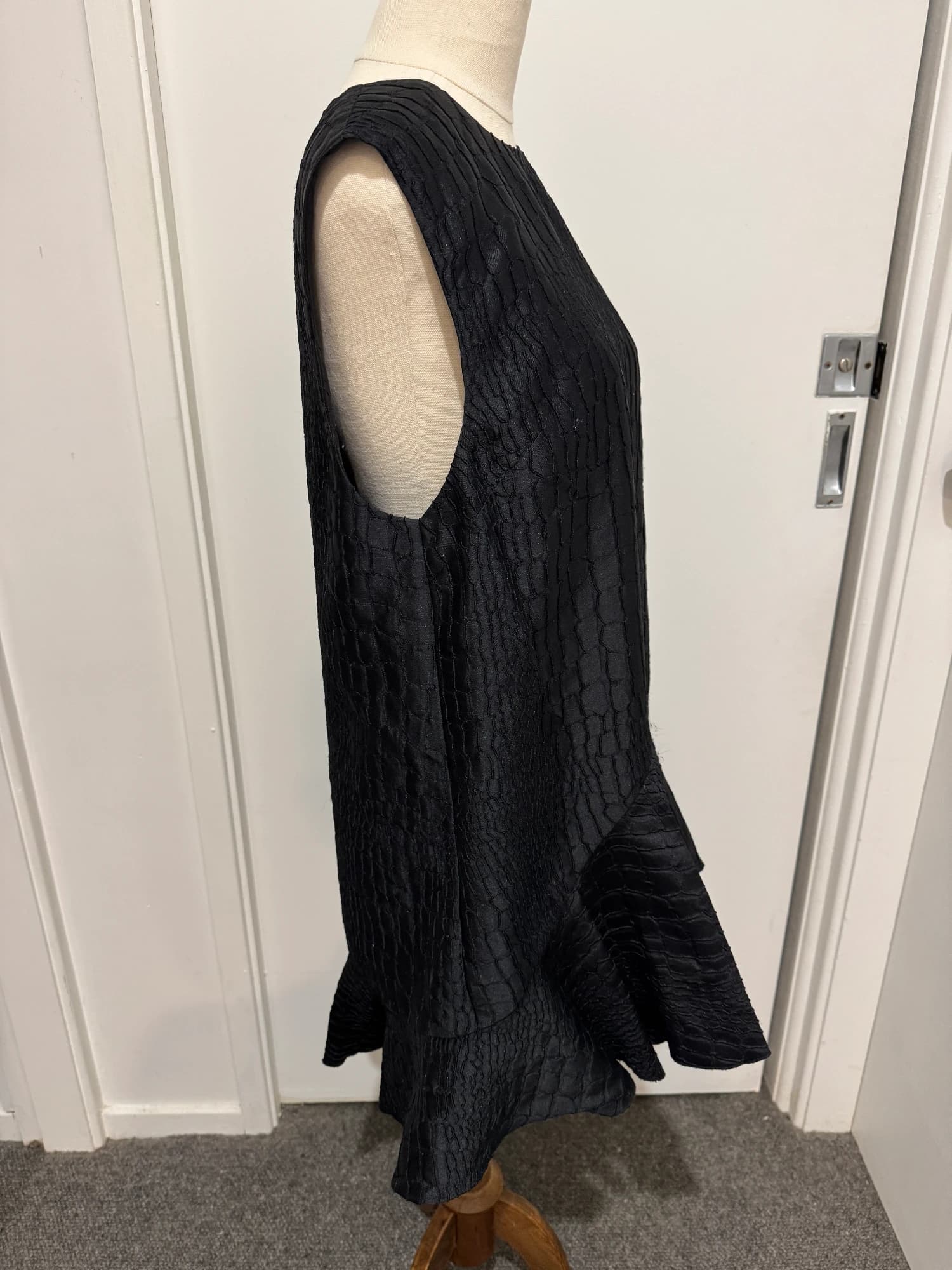 Alex Perry Black Textured Ruffle Hem Mini Dress — photo 4 of 11