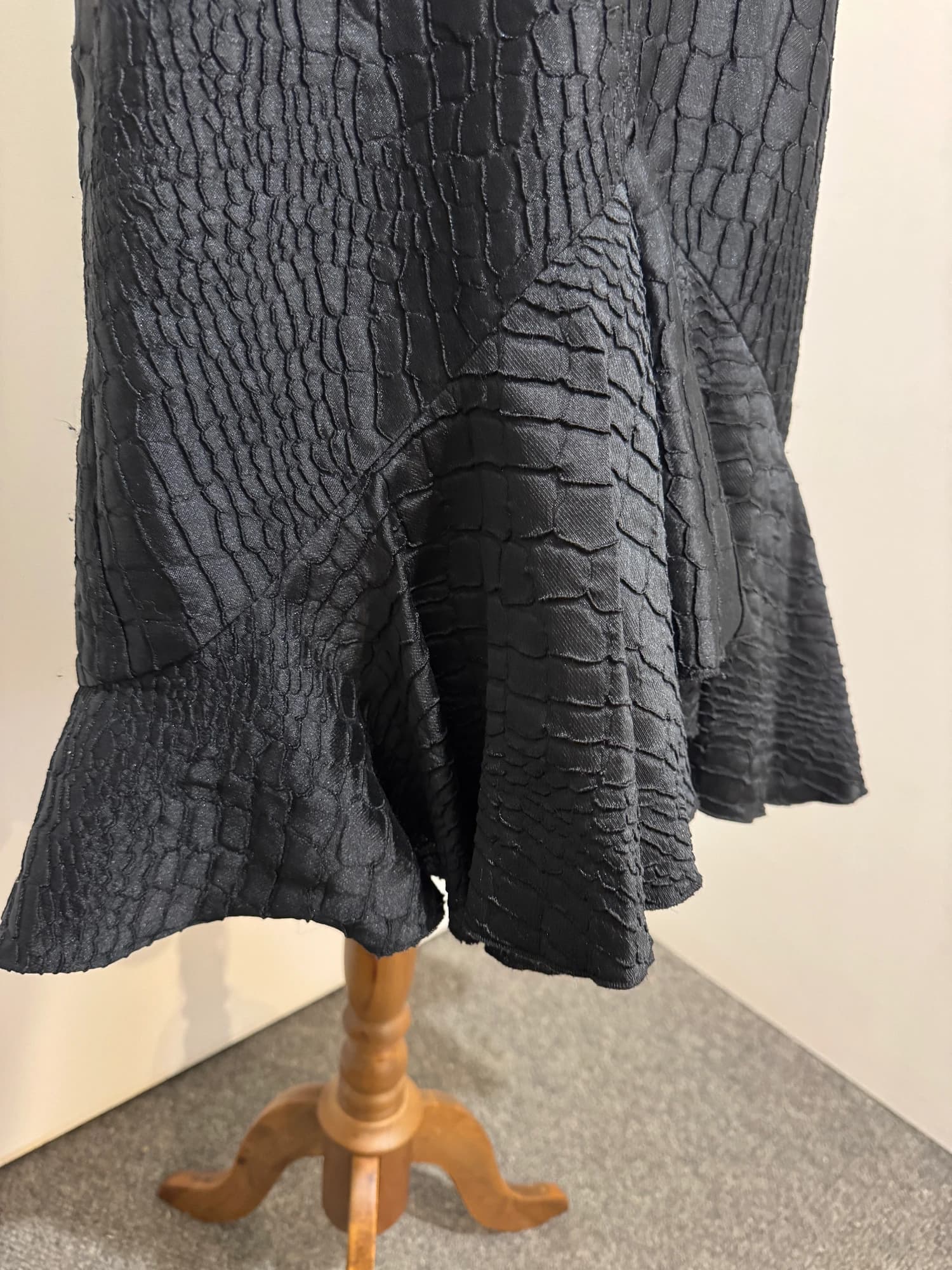 Alex Perry Black Textured Ruffle Hem Mini Dress — photo 9 of 11
