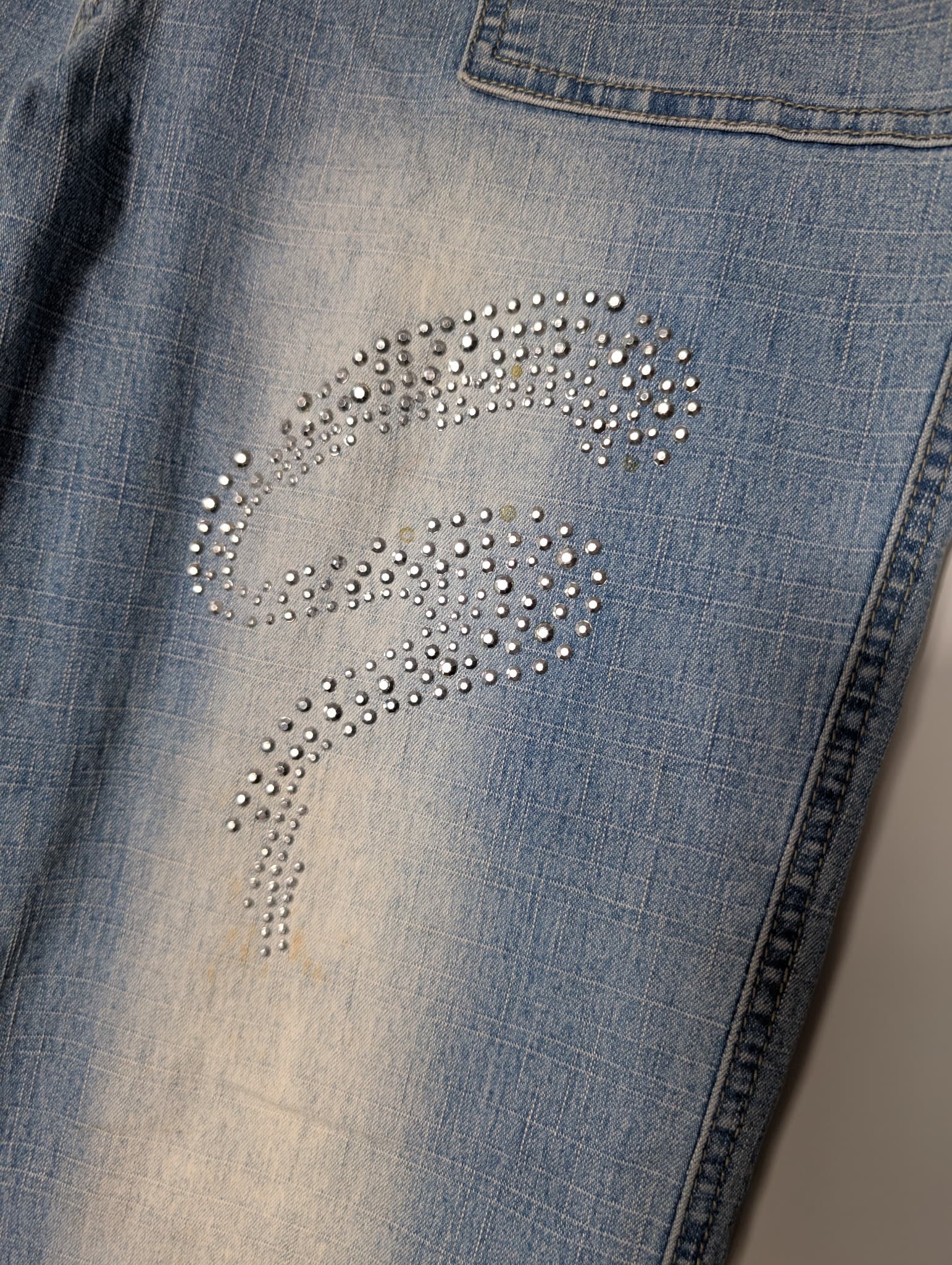 Amber Glow Rhinestone Embellished Light Wash Jeans Women's Size 8 — photo 2 of 9