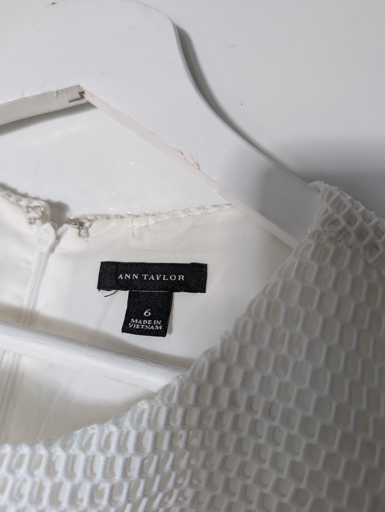 Ann Taylor Fit and Flare Dress White Sleeveless Textured Mesh Panel Size 6 — photo 4 of 7