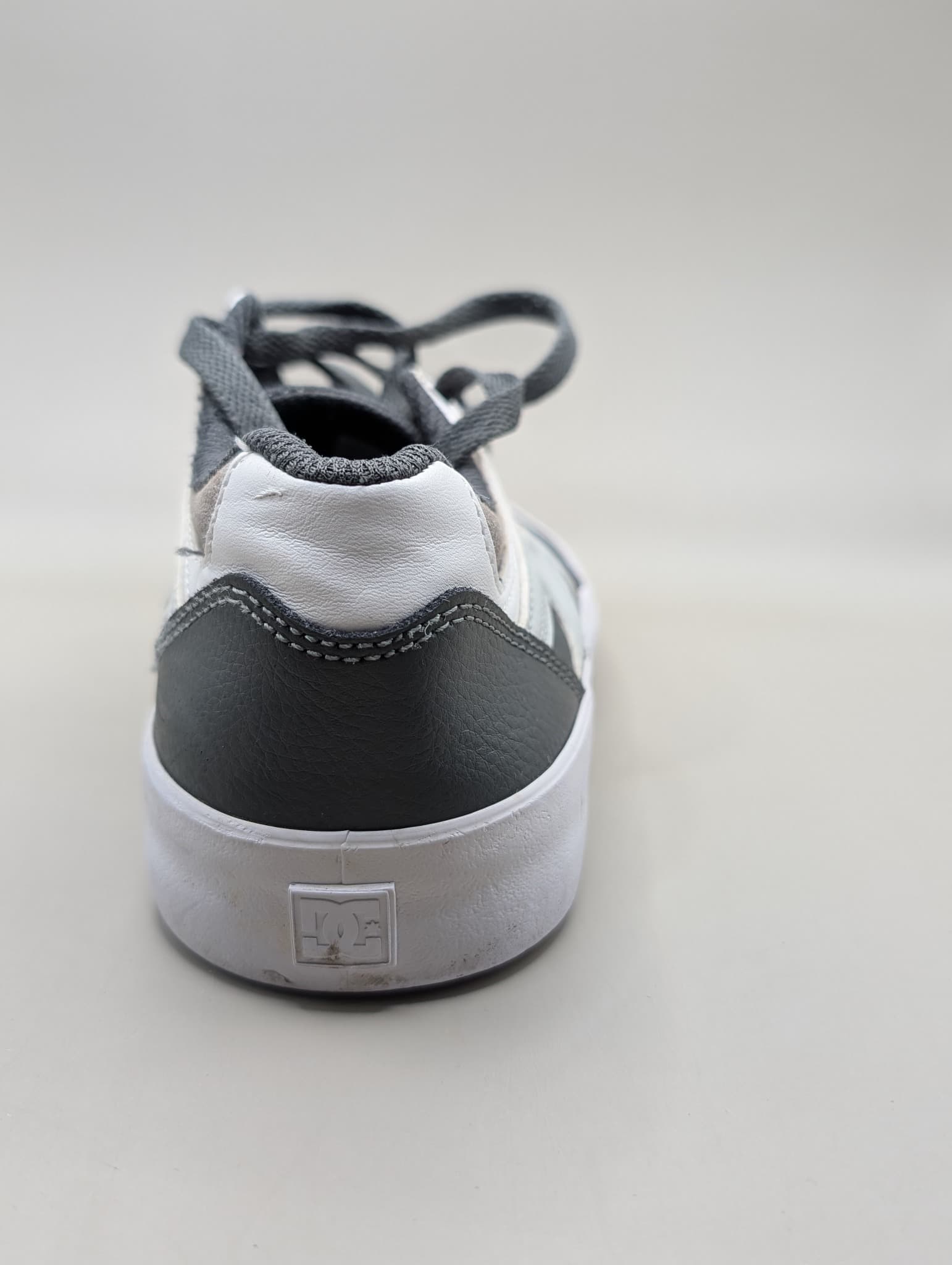 DC Shoes Kalis Vulc Youth Skate Sneakers Grey White US 5 — photo 2 of 6