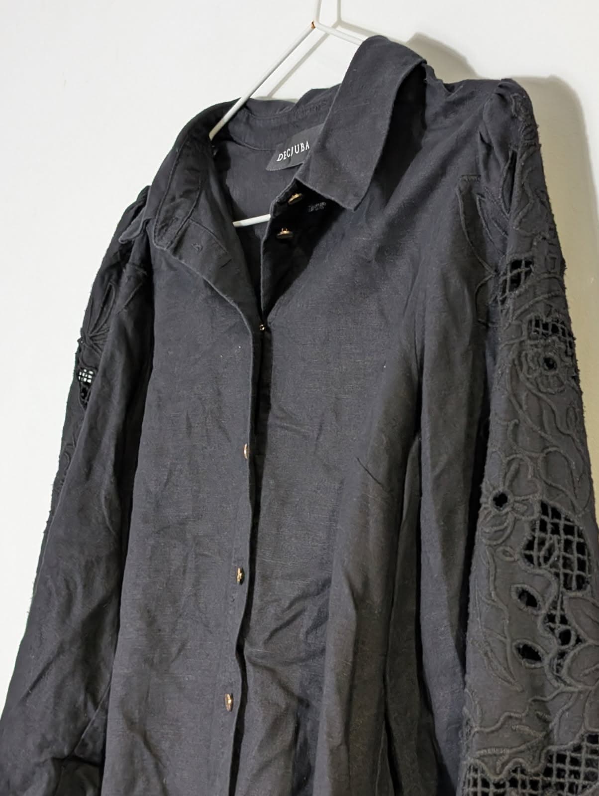 Decjuba Black Linen Blend Shirt With Embroidered Sleeve Detail Size 10 — photo 9 of 10