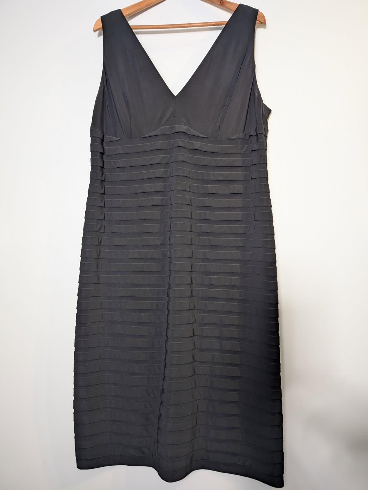Eve Hunter Black Sleeveless Pleated V-Neck Sheath Dress - Size 18 — photo 4 of 6