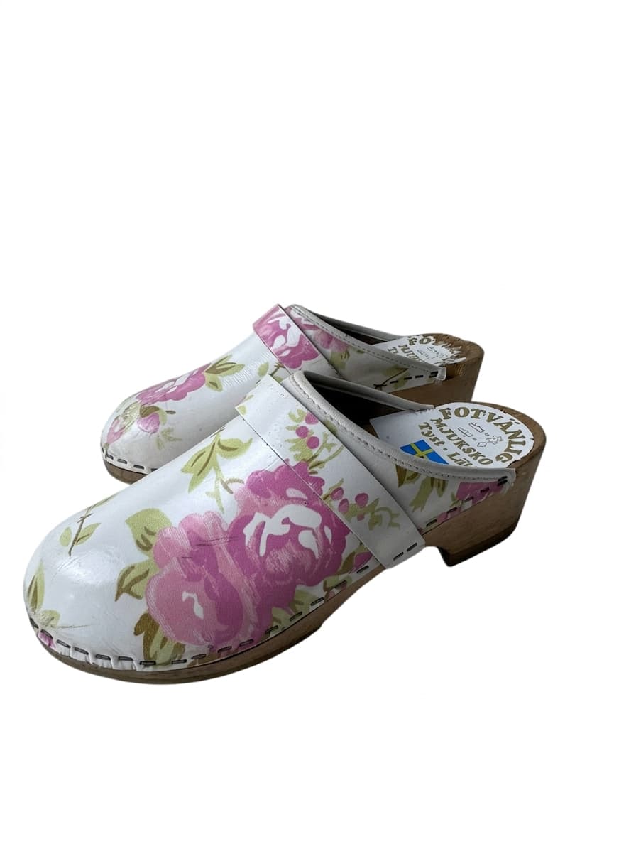 Fotvänlig Swedish Clogs Floral Print Wooden Shoes White and Pink — photo 1 of 9