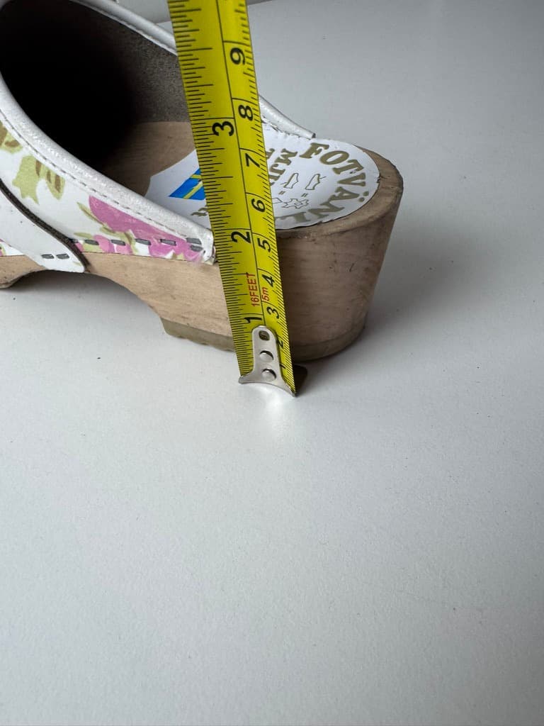 Fotvänlig Swedish Clogs Floral Print Wooden Shoes White and Pink — photo 2 of 9