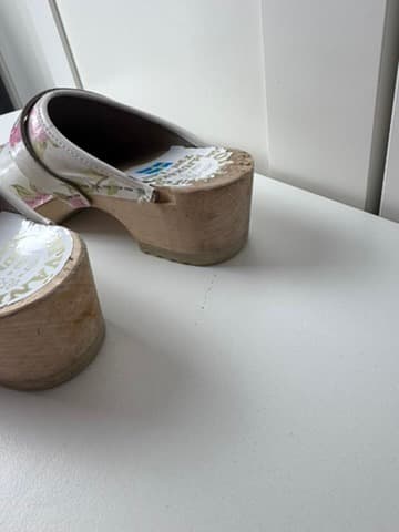 Fotvänlig Swedish Clogs Floral Print Wooden Shoes White and Pink — photo 3 of 9