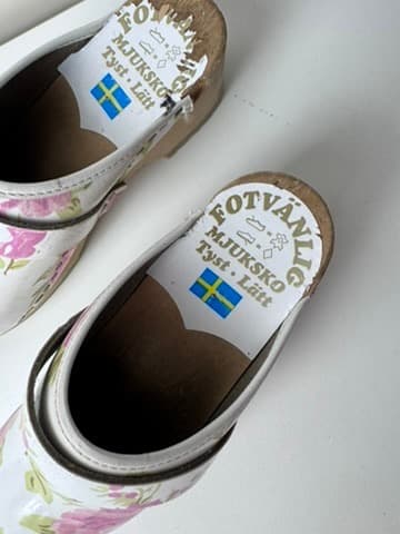 Fotvänlig Swedish Clogs Floral Print Wooden Shoes White and Pink — photo 6 of 9