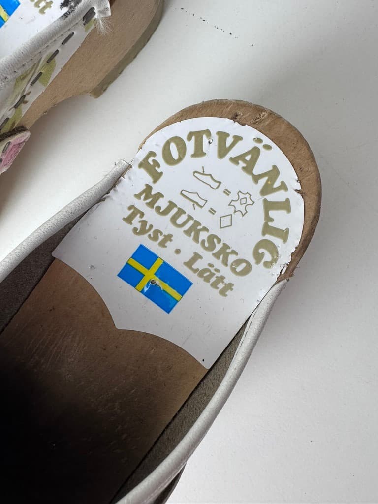 Fotvänlig Swedish Clogs Floral Print Wooden Shoes White and Pink — photo 7 of 9