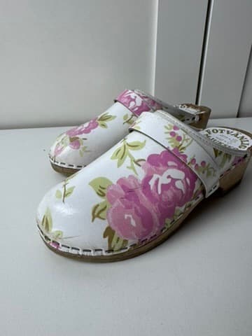 Fotvänlig Swedish Clogs Floral Print Wooden Shoes White and Pink — photo 8 of 9