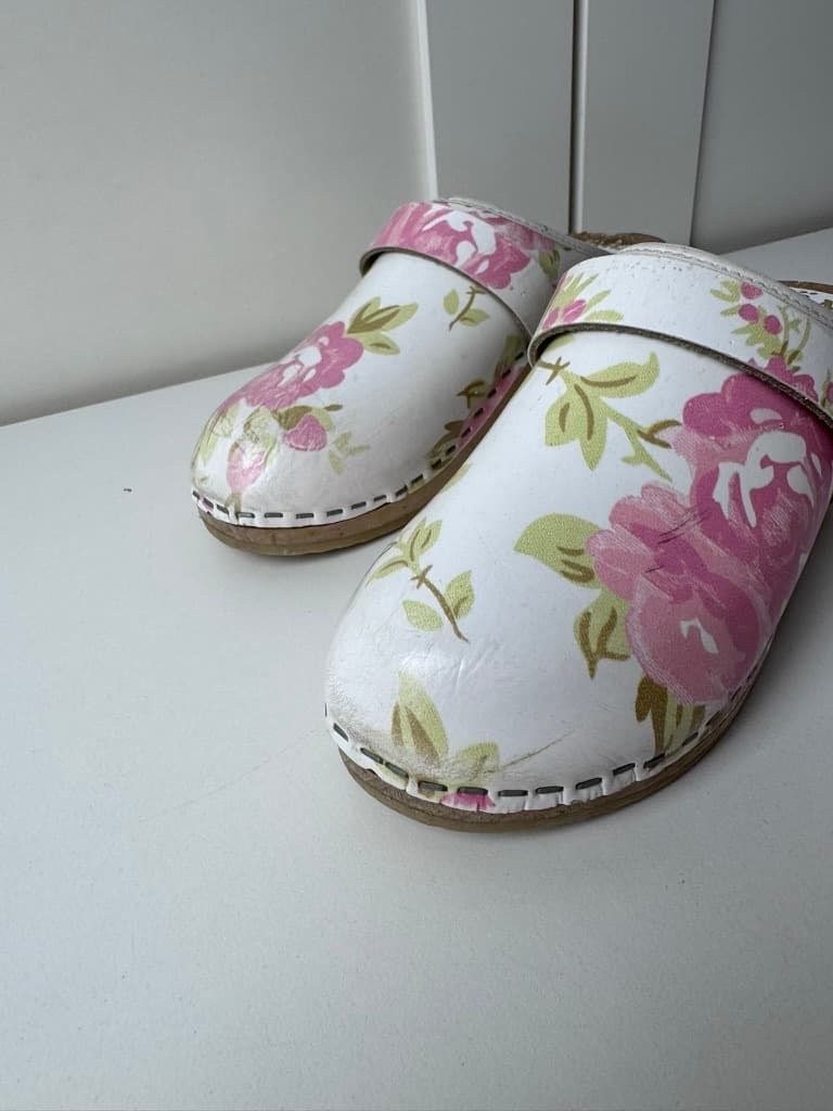 Fotvänlig Swedish Clogs Floral Print Wooden Shoes White and Pink — photo 9 of 9