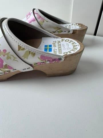 Fotvänlig Swedish Clogs Floral Print Wooden Shoes White and Pink — photo 4 of 9