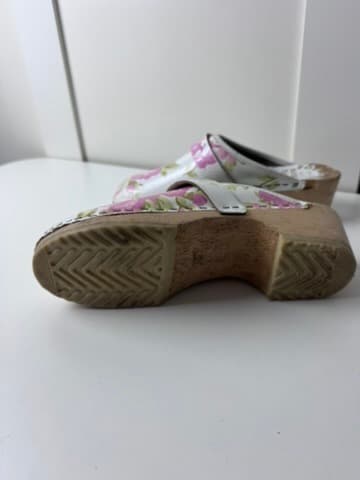 Fotvänlig Swedish Clogs Floral Print Wooden Shoes White and Pink — photo 5 of 9