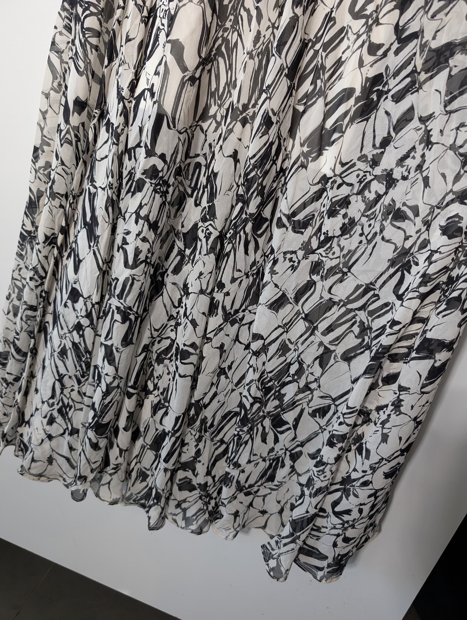 GINGER & SMART Maxi Dress Abstract Print Pleated Bodice — photo 3 of 7