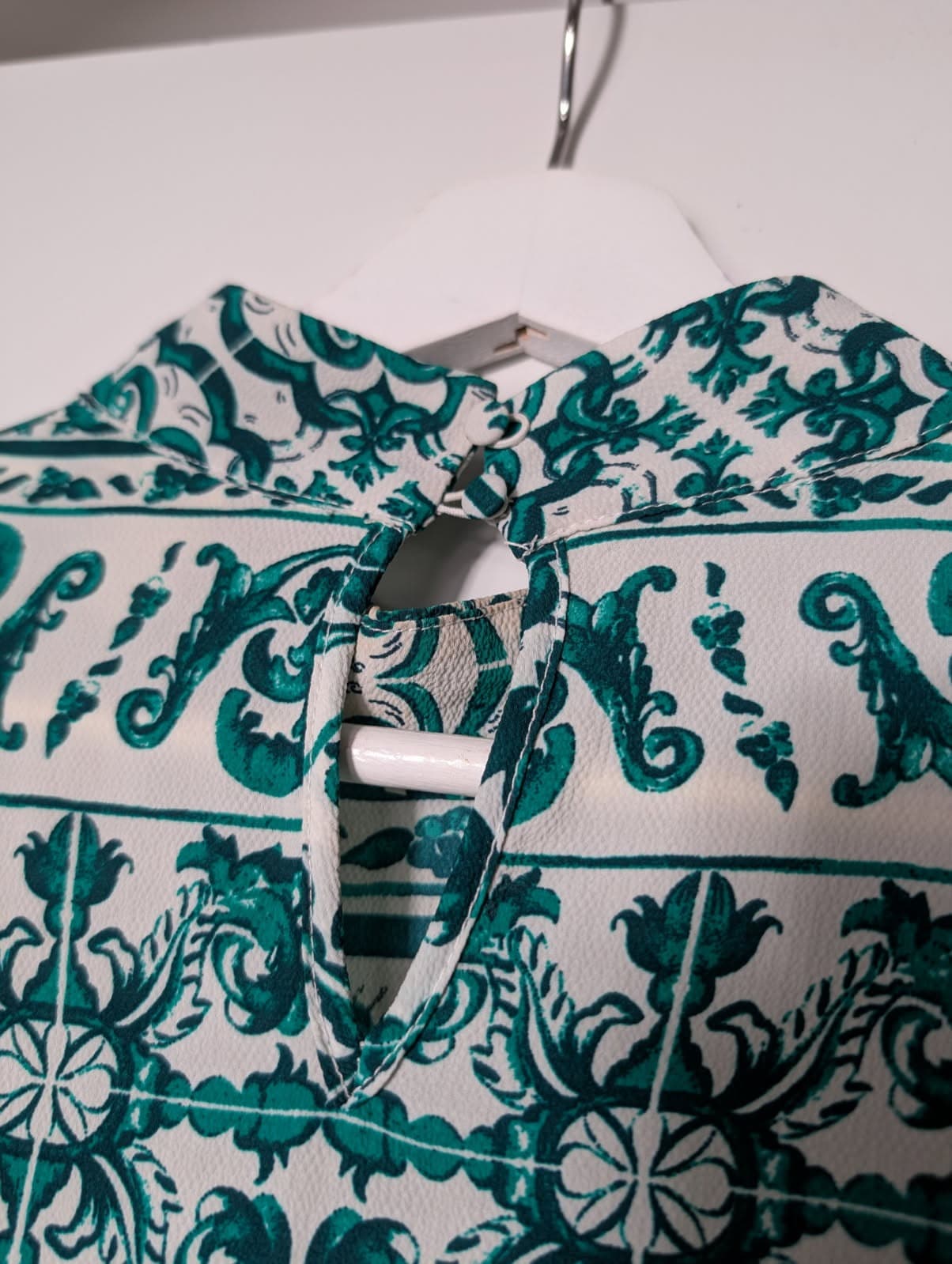 H&M Long Sleeve Blouse Green and White Tile Print US 6 — photo 5 of 7