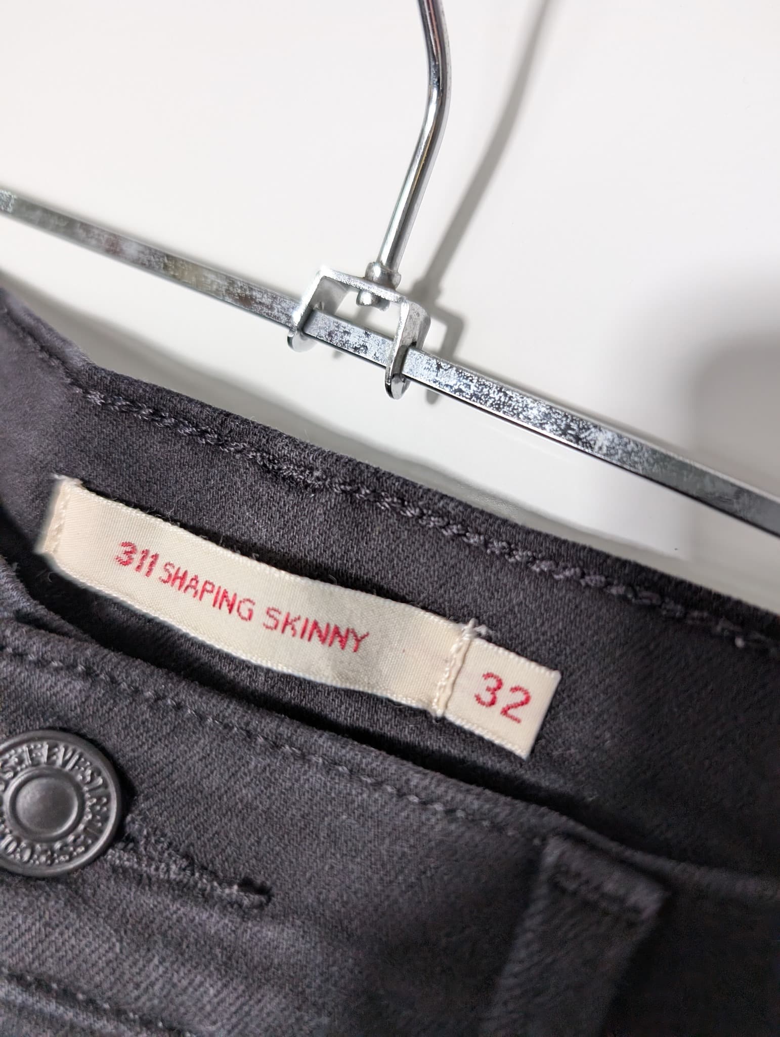 Levi's 311 Shaping Skinny Jeans Black Women's Size 32 — photo 6 of 13