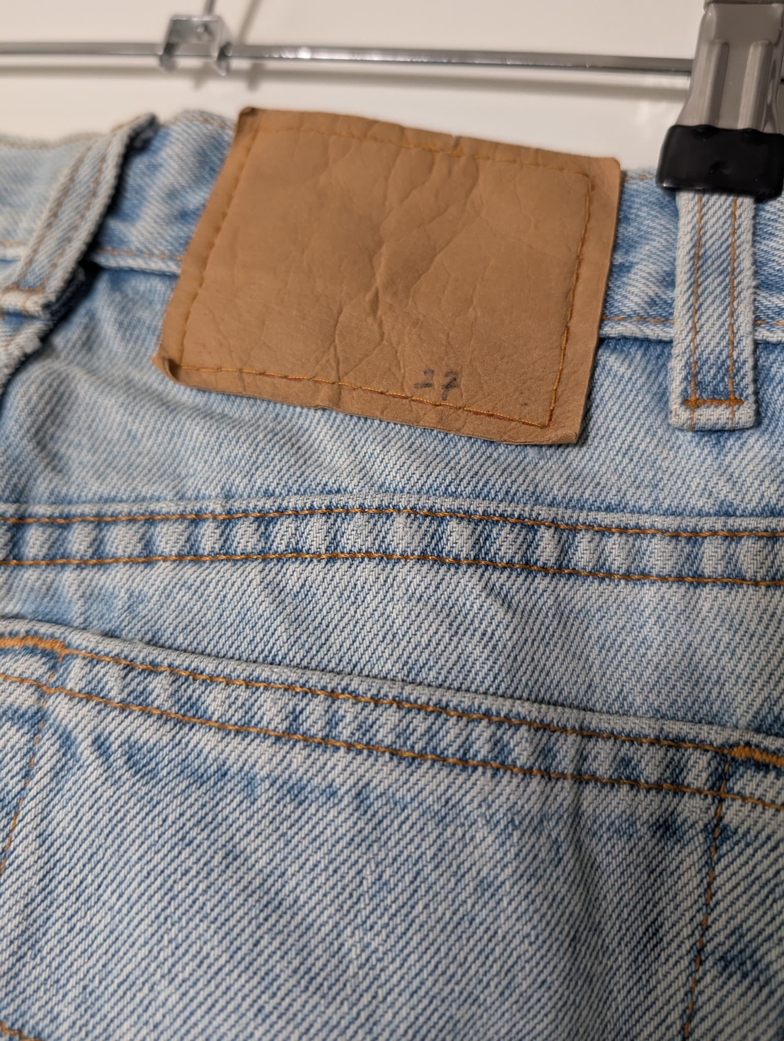 Levi's 550 Relaxed Fit Jeans Light Wash Women's Size 4 — photo 5 of 20