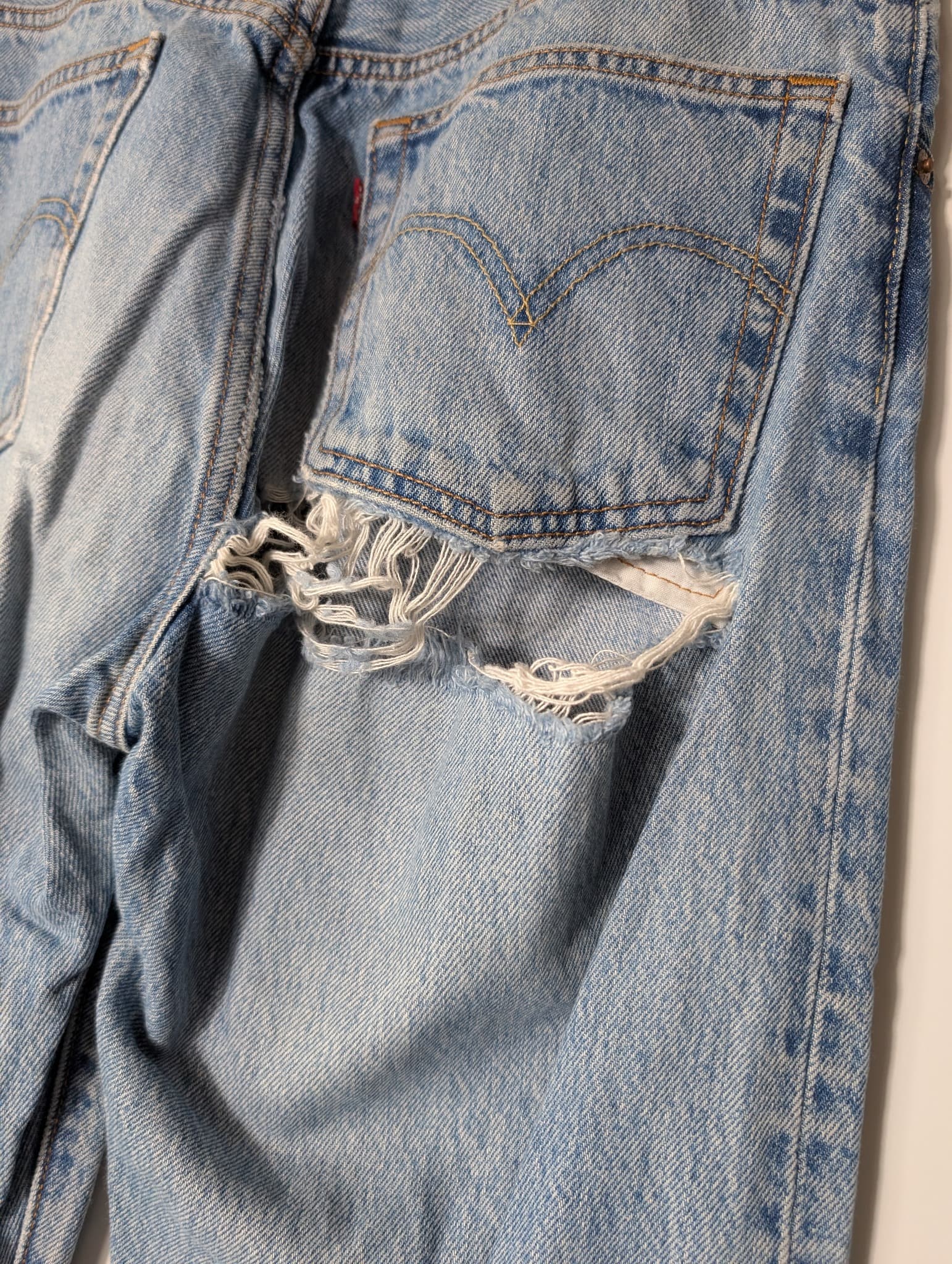 Levi's 550 Relaxed Fit Jeans Light Wash Women's Size 4 — photo 14 of 20