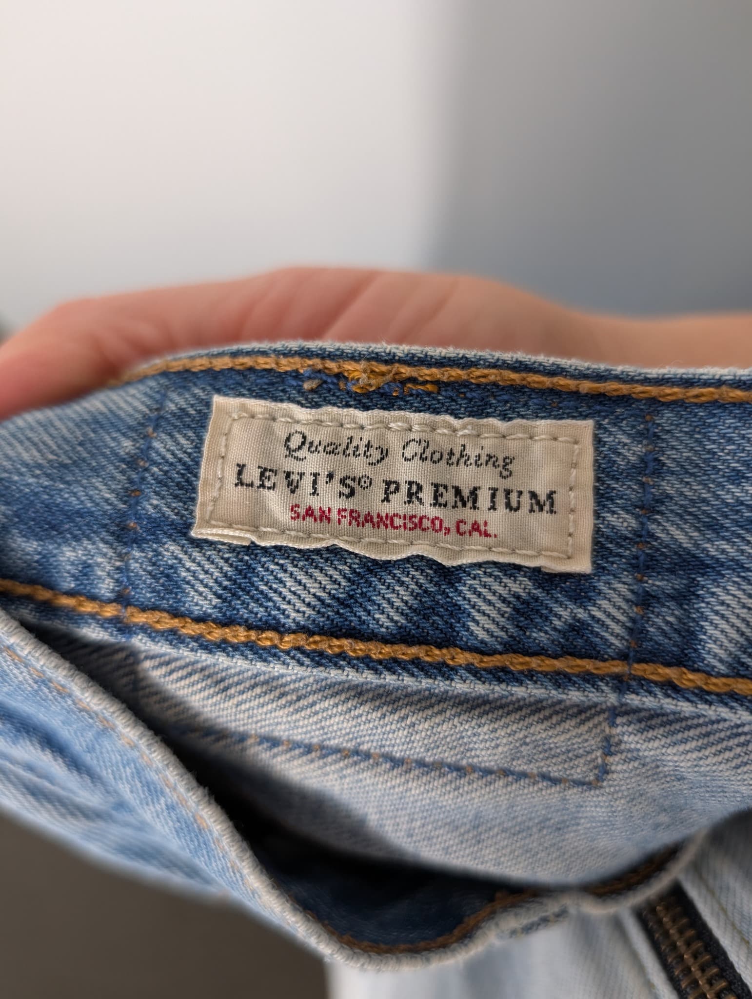 Levi's 550 Relaxed Fit Jeans Light Wash Women's Size 4 — photo 16 of 20