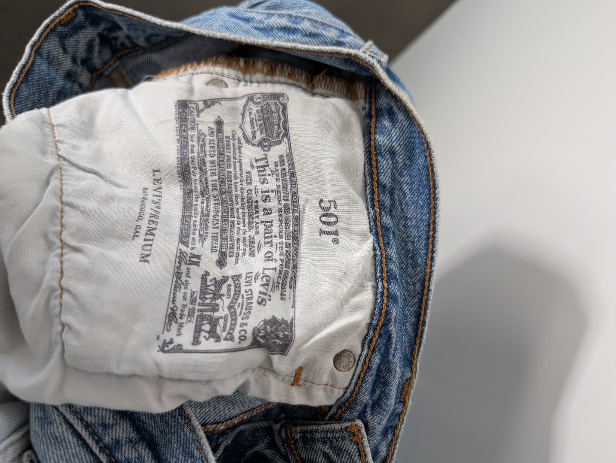 Levi's 550 Relaxed Fit Jeans Light Wash Women's Size 4 — photo 17 of 20