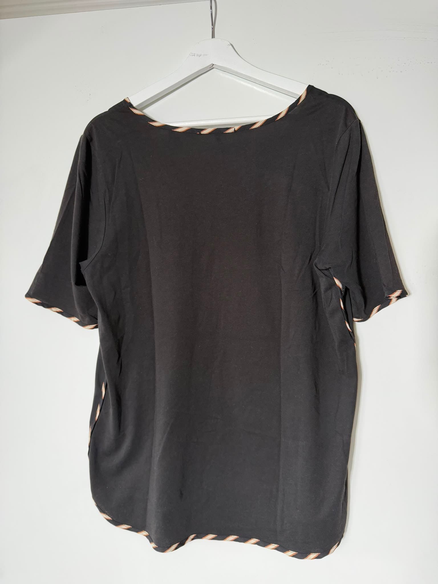 Maison Scotch V-Neck T-Shirt Black with Striped Trim Size L — photo 4 of 4