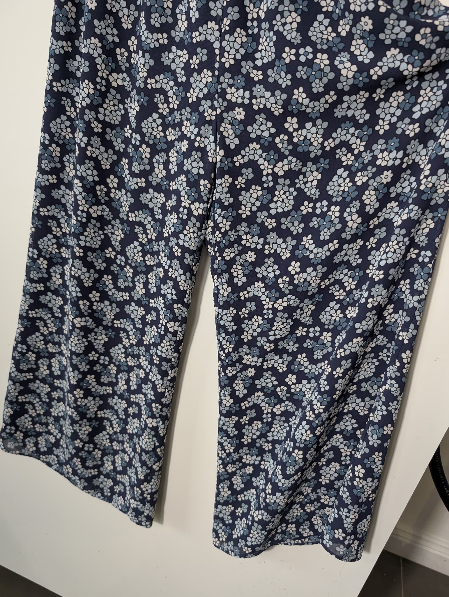 Michael Kors Blue Floral Print Flutter Sleeve Jumpsuit Size S — photo 3 of 8