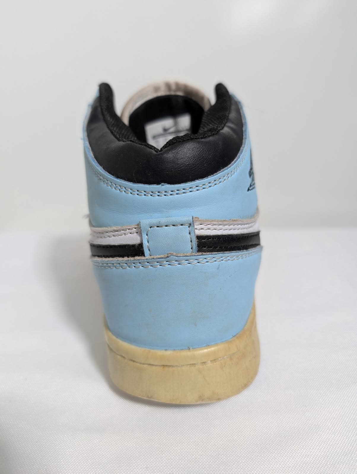 Nike Air Jordan 1 Retro High OG UNC Women's US 6 — photo 3 of 7