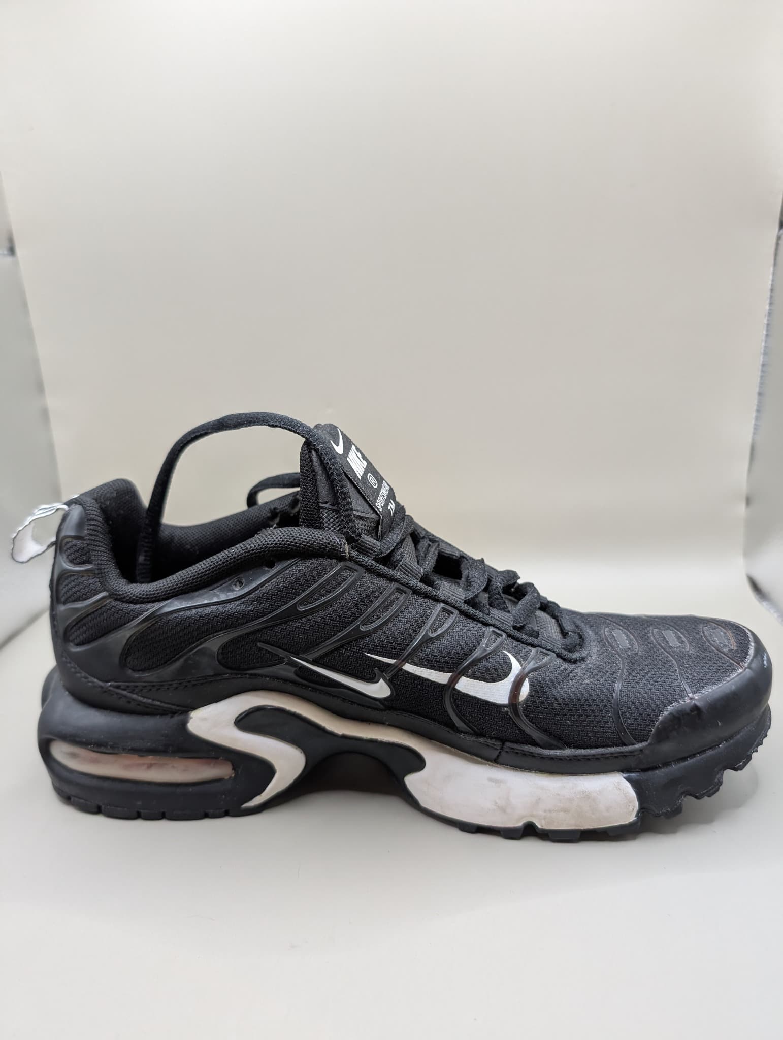 Nike Air Max Plus Youth Sneakers Black White US 5Y — photo 2 of 8