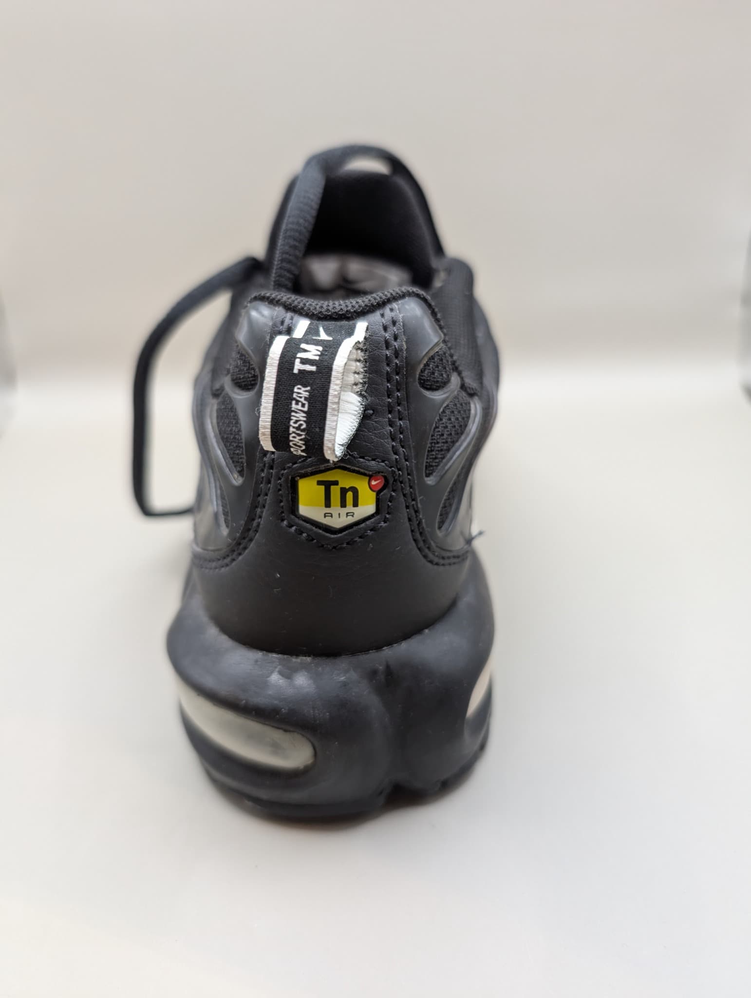 Nike Air Max Plus Youth Sneakers Black White US 5Y — photo 3 of 8