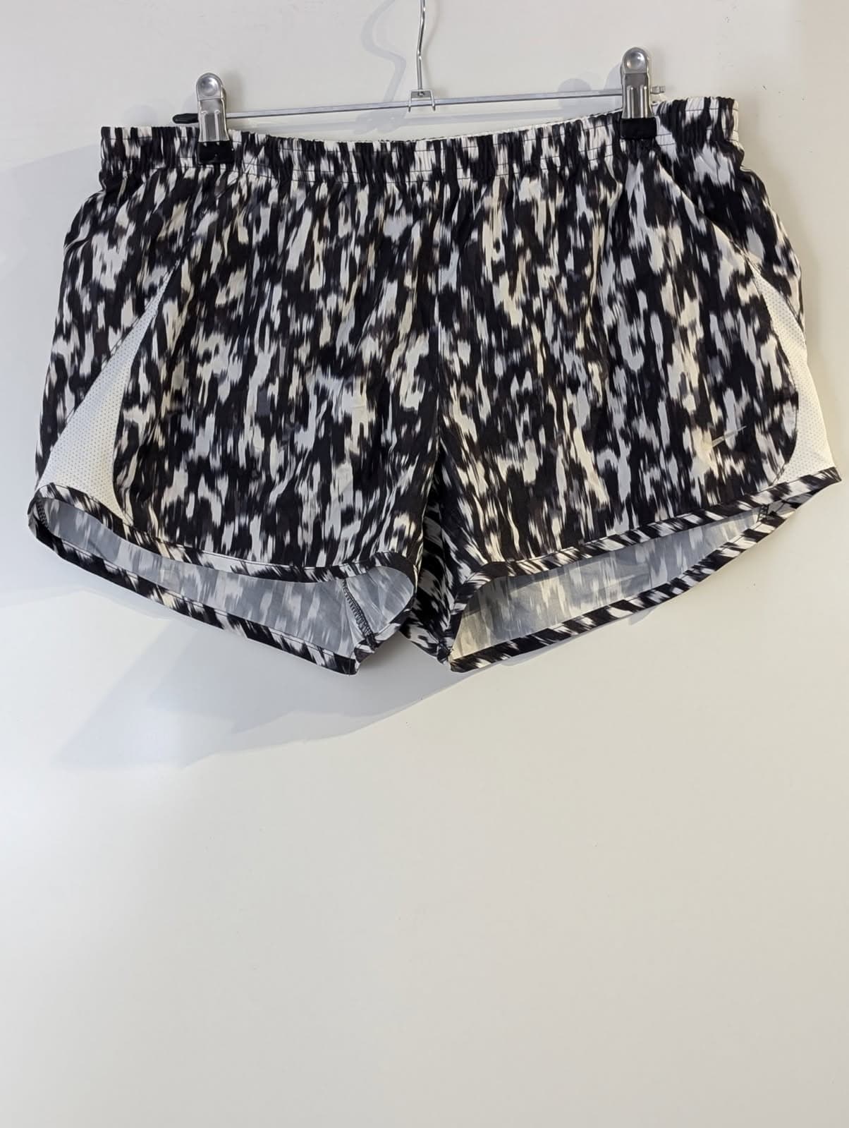 Nike Athletic Running Shorts Black & White Abstract Print Medium — photo 5 of 7