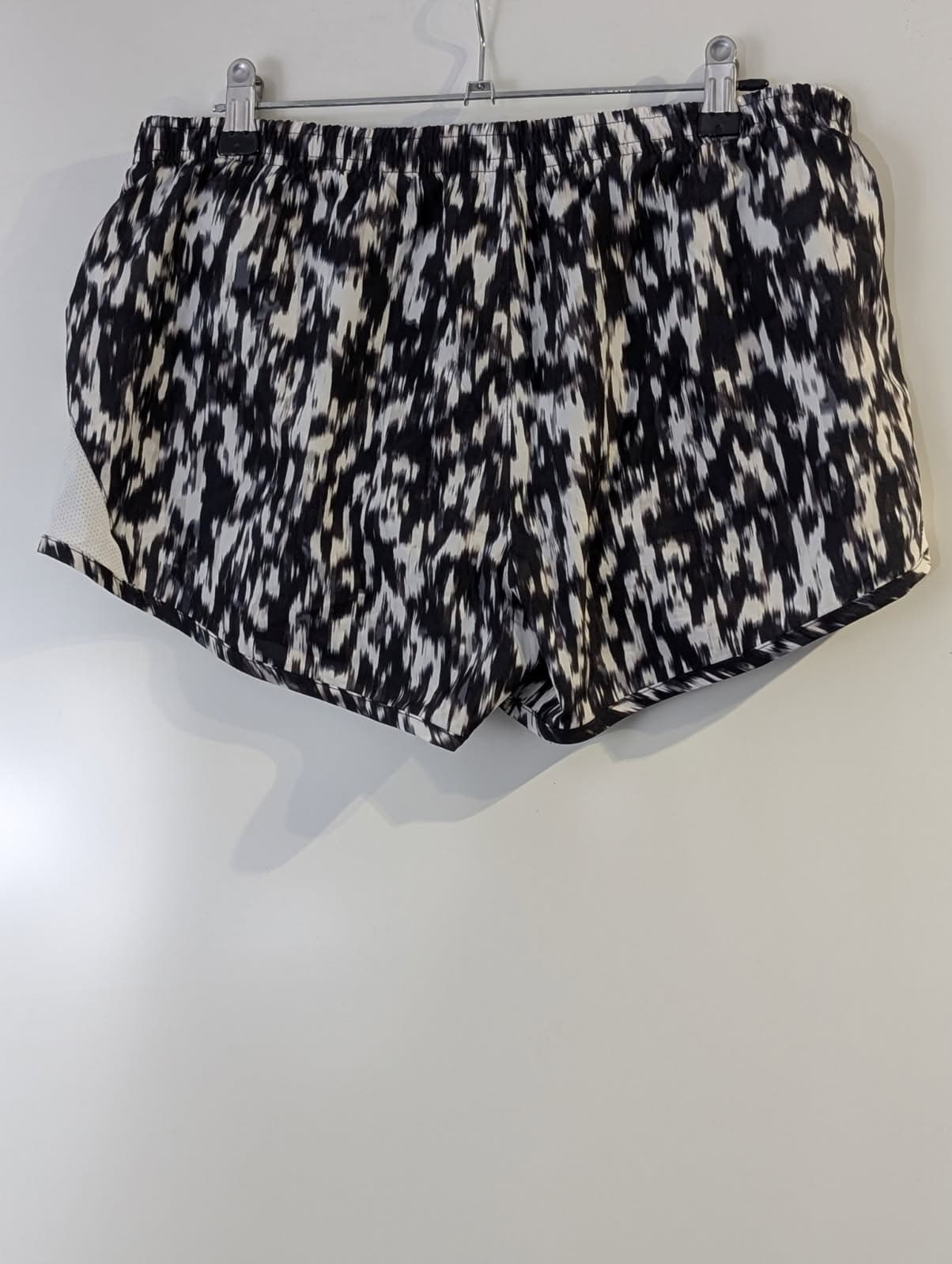 Nike Athletic Running Shorts Black & White Abstract Print Medium — photo 7 of 7