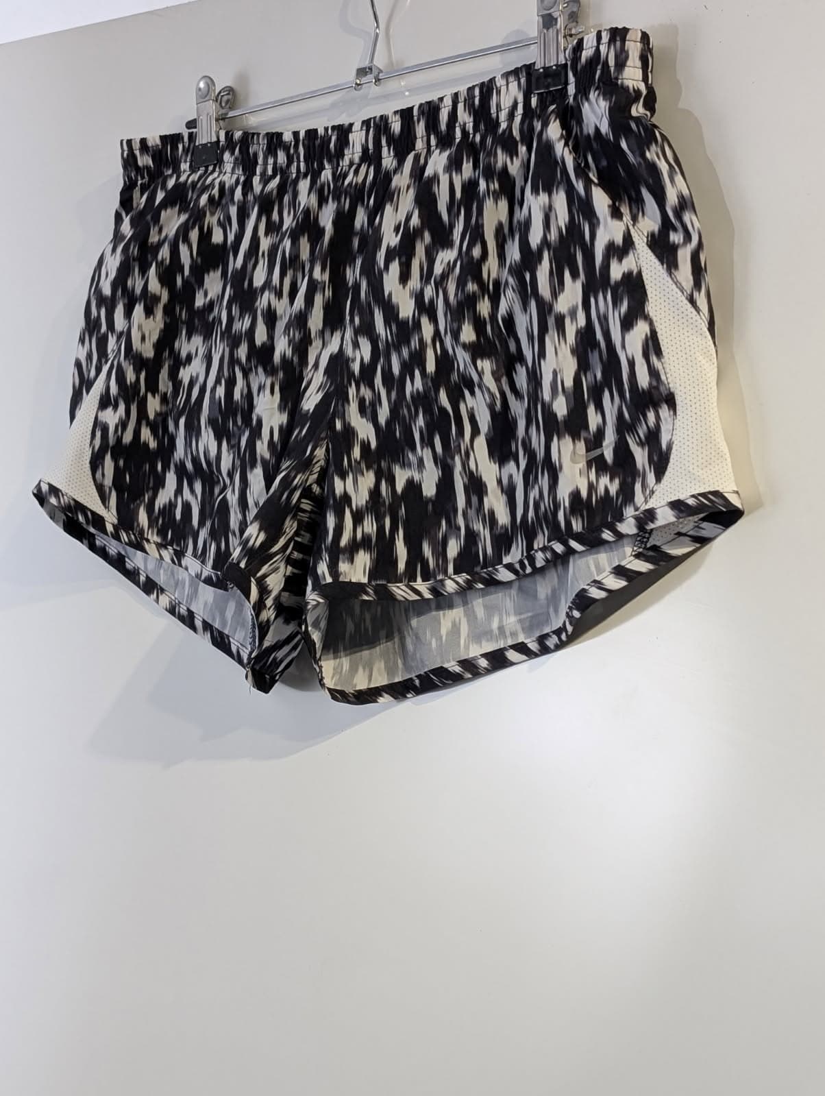 Nike Tempo Running Shorts - Black & White Abstract Print Women's Size M — photo 2 of 7