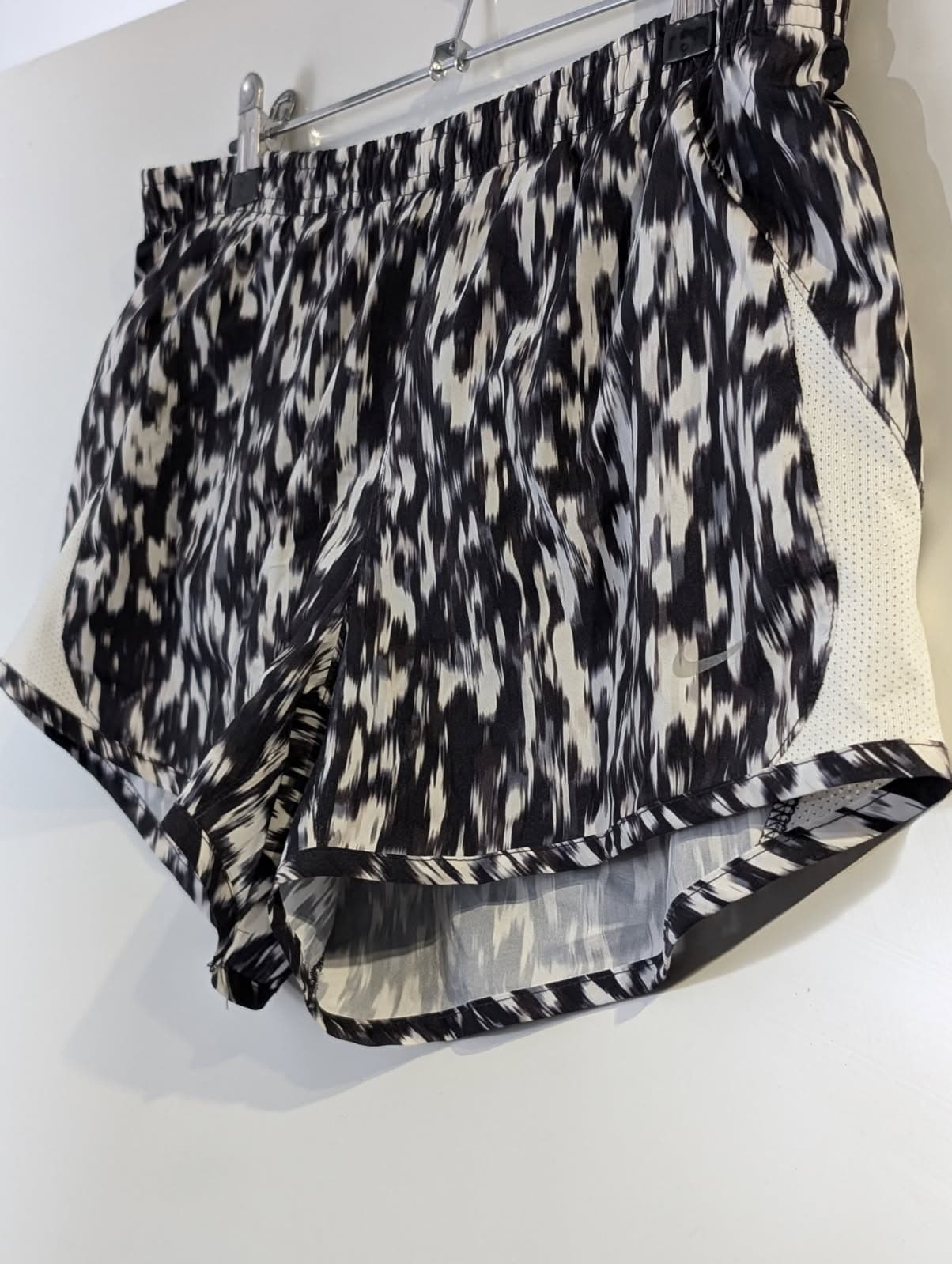 Nike Tempo Running Shorts - Black & White Abstract Print Women's Size M — photo 4 of 7