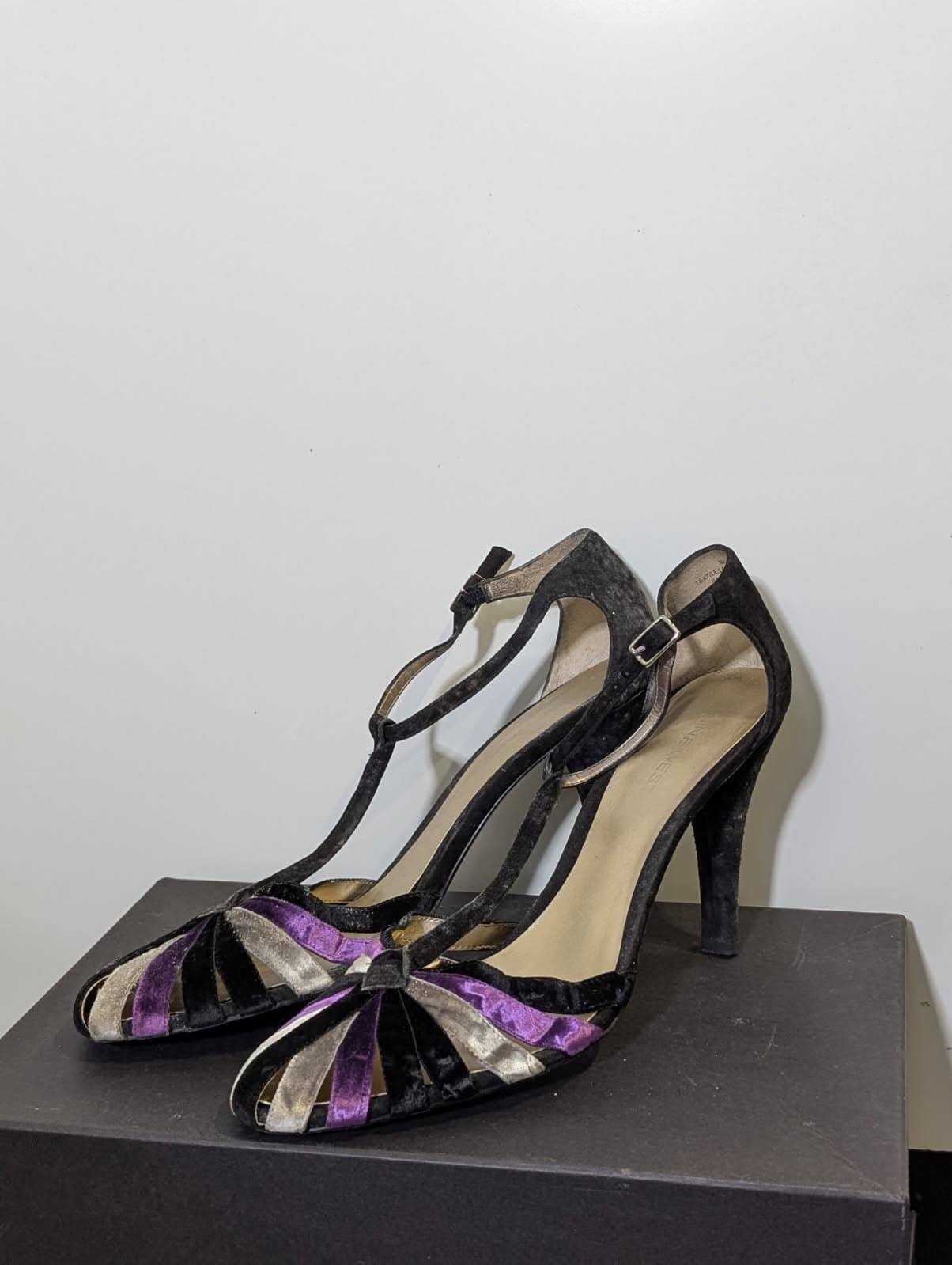 Nine West Vintage Style Velvet T-Strap Peep Toe Heels - Black/Purple US 8.5M — photo 3 of 6