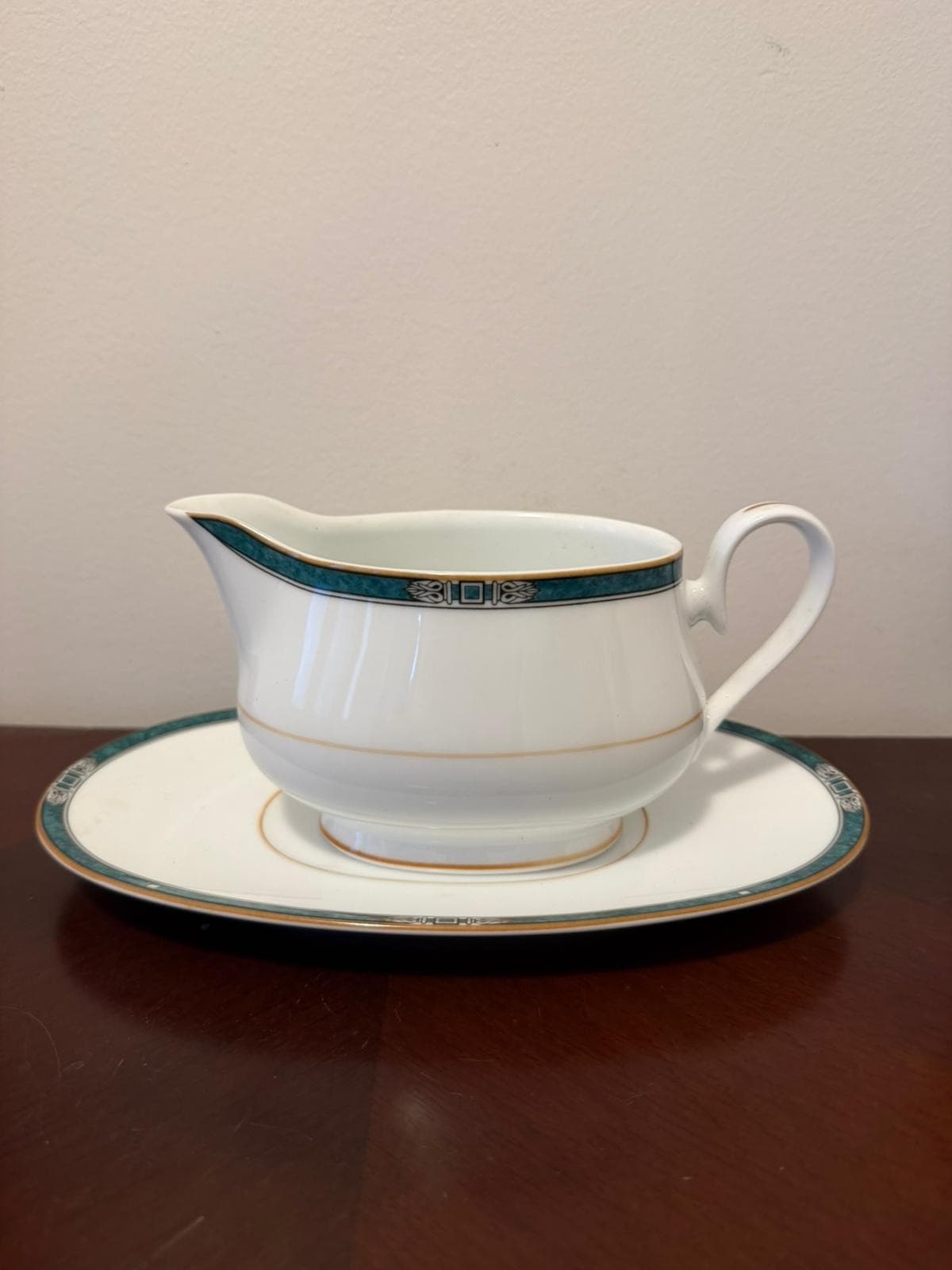 Noritake Legendary 4139 Gravy Boat with Attached Underplate — photo 2 of 3