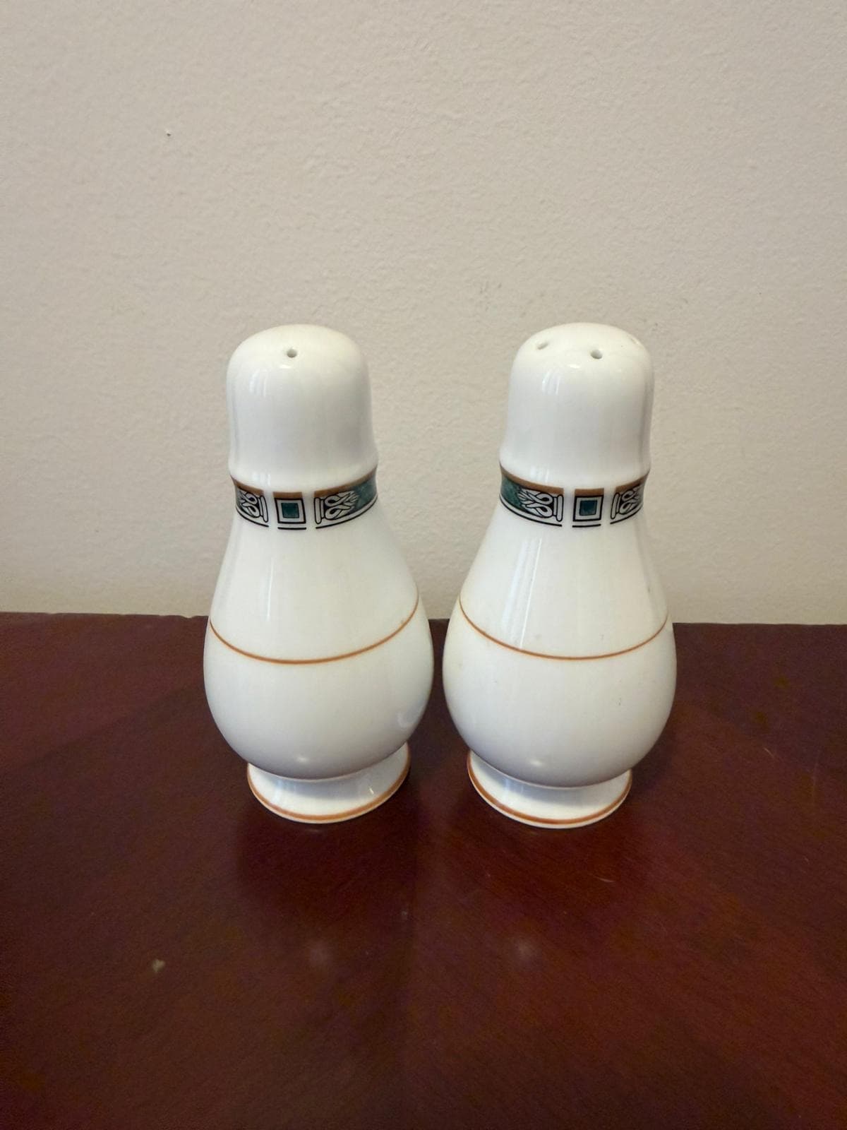 Noritake Salt And Pepper Shakers Legendary Green 4139 — photo 2 of 4