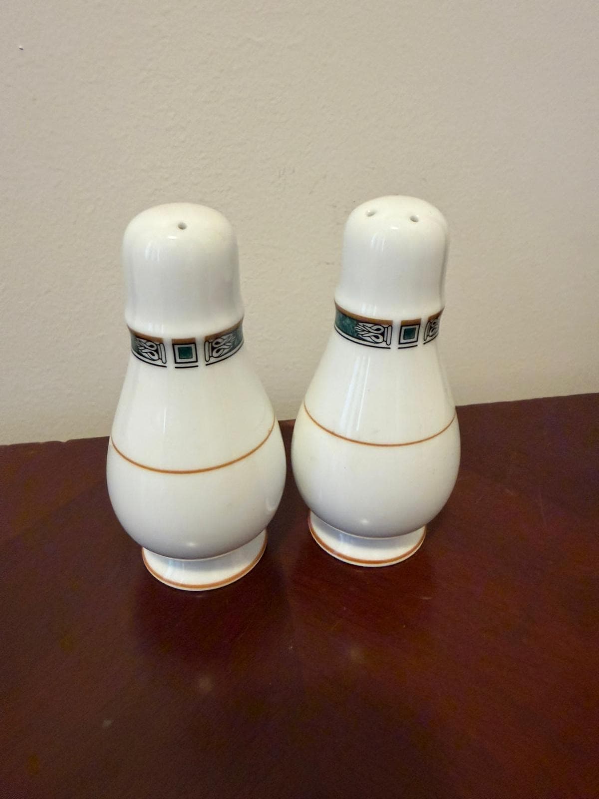 Noritake Salt And Pepper Shakers Legendary Green 4139 — photo 3 of 4