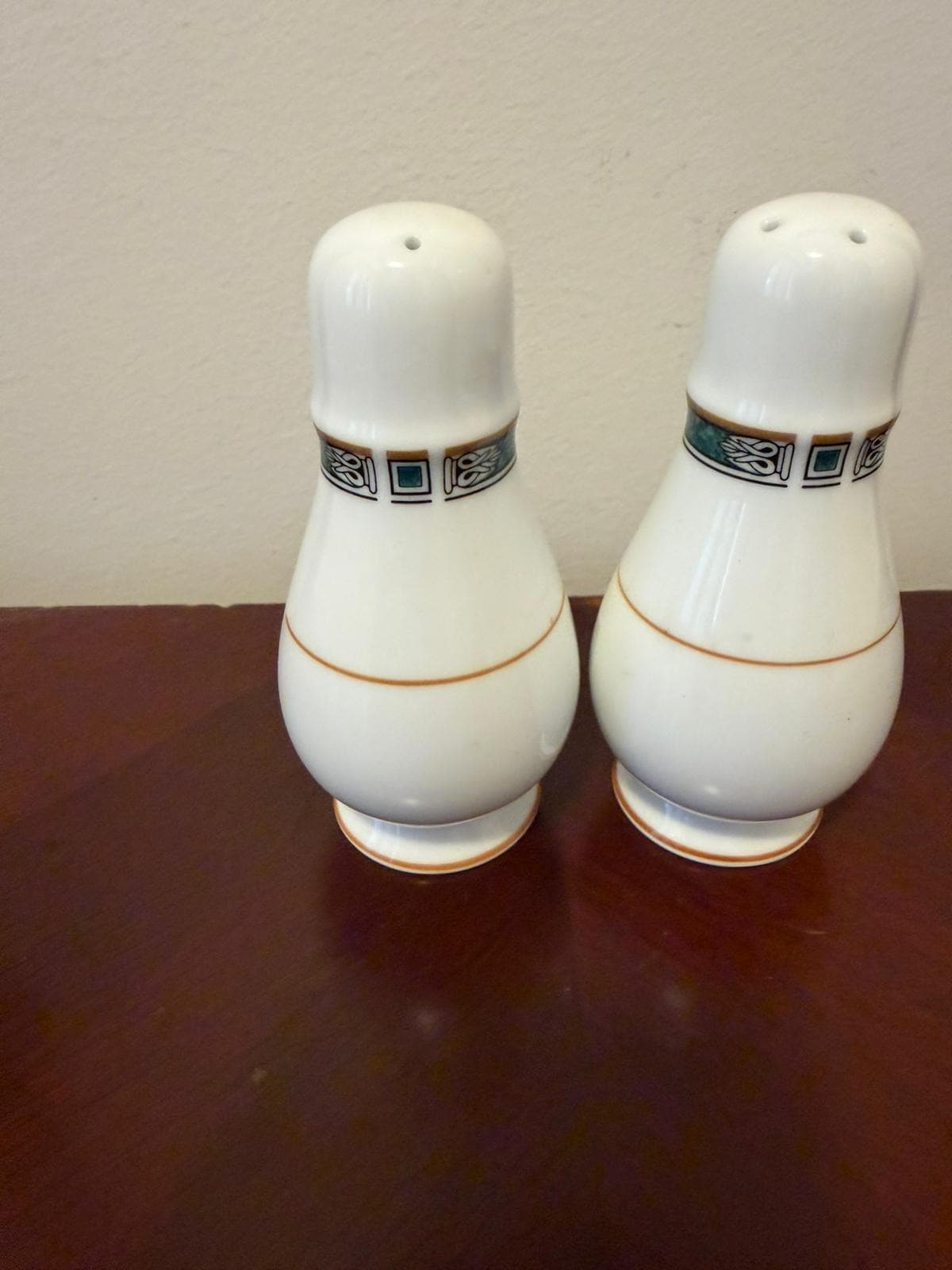 Noritake Salt And Pepper Shakers Legendary Green 4139 — photo 4 of 4