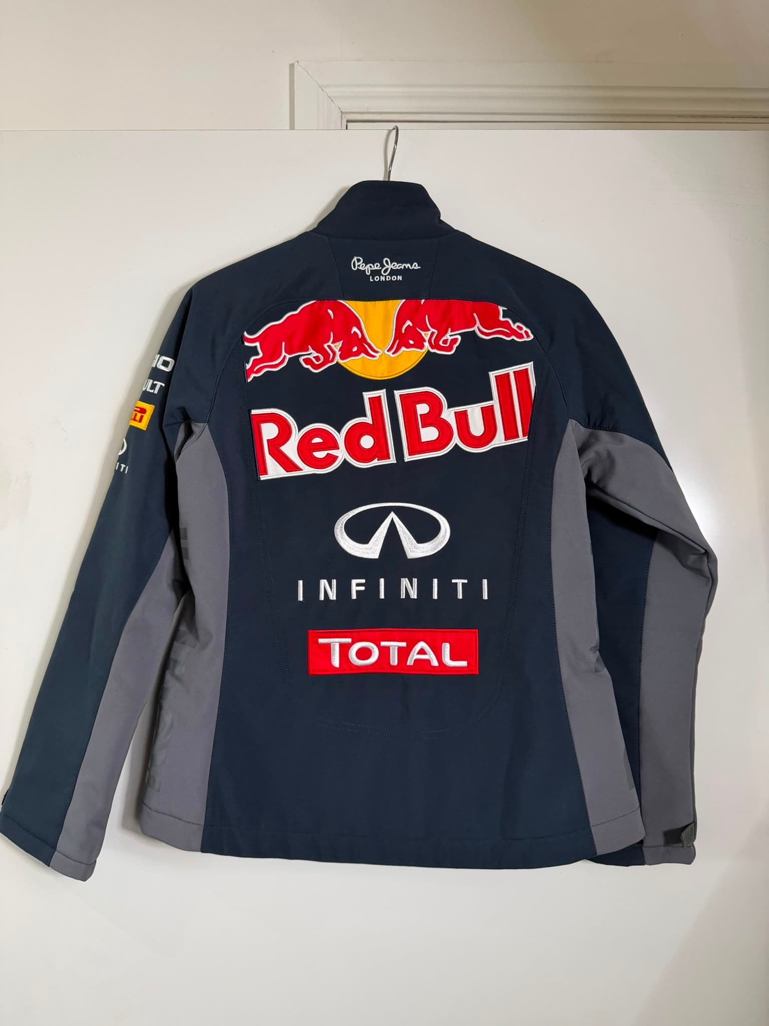 Pepe Jeans Infiniti Red Bull Racing Softshell Jacket Women's Medium — photo 2 of 4