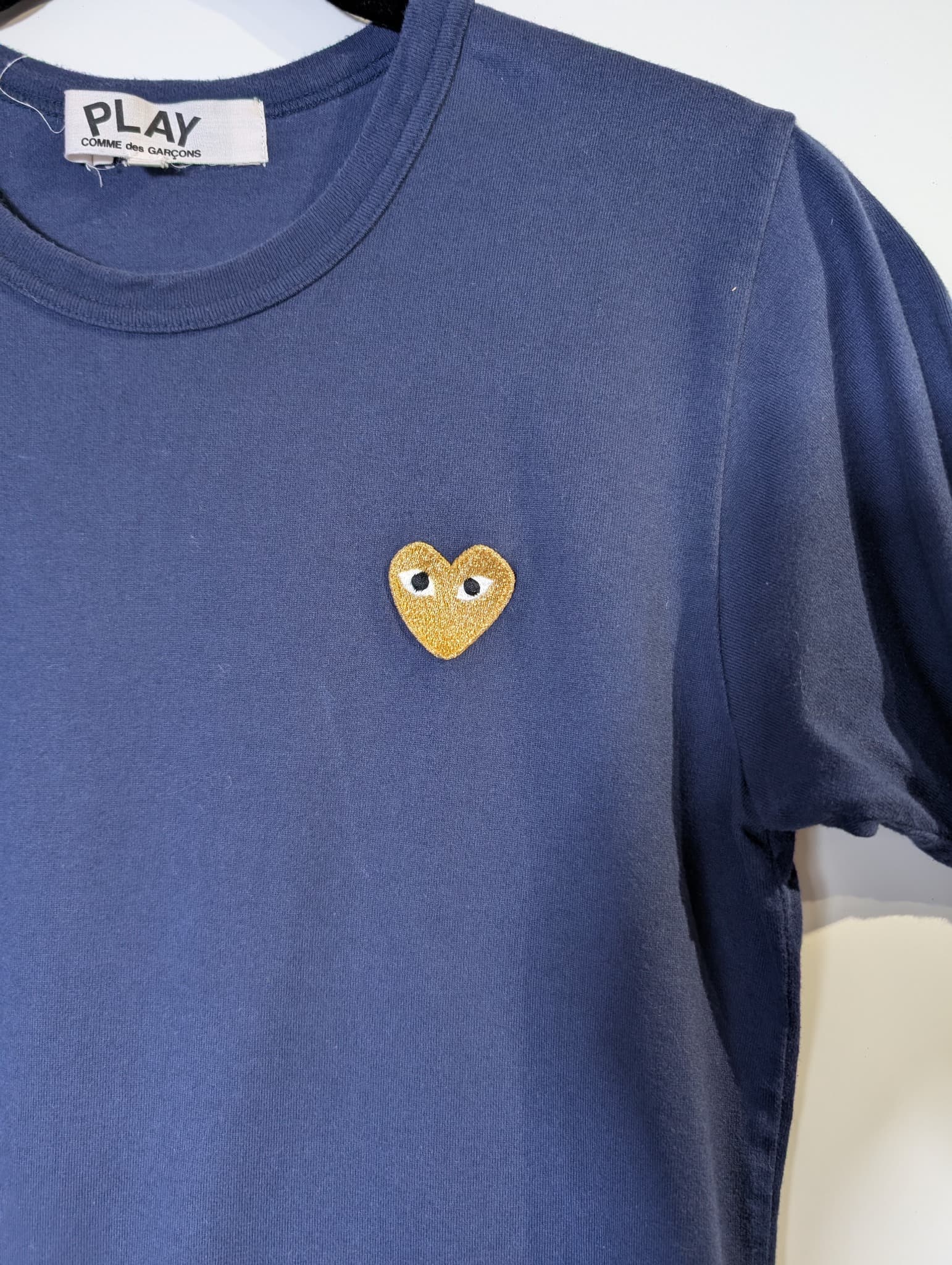 PLAY COMME des GARÇONS T-Shirt Navy Gold Heart Logo Size L — photo 2 of 6