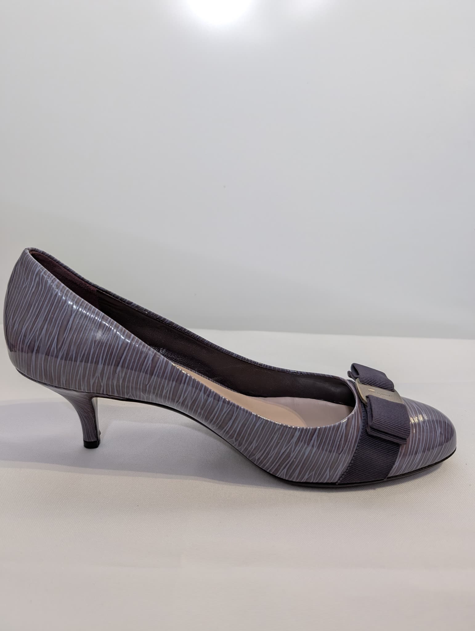 Salvatore Ferragamo Vara Bow Kitten Heel Pumps Grey Patent Leather — photo 2 of 11