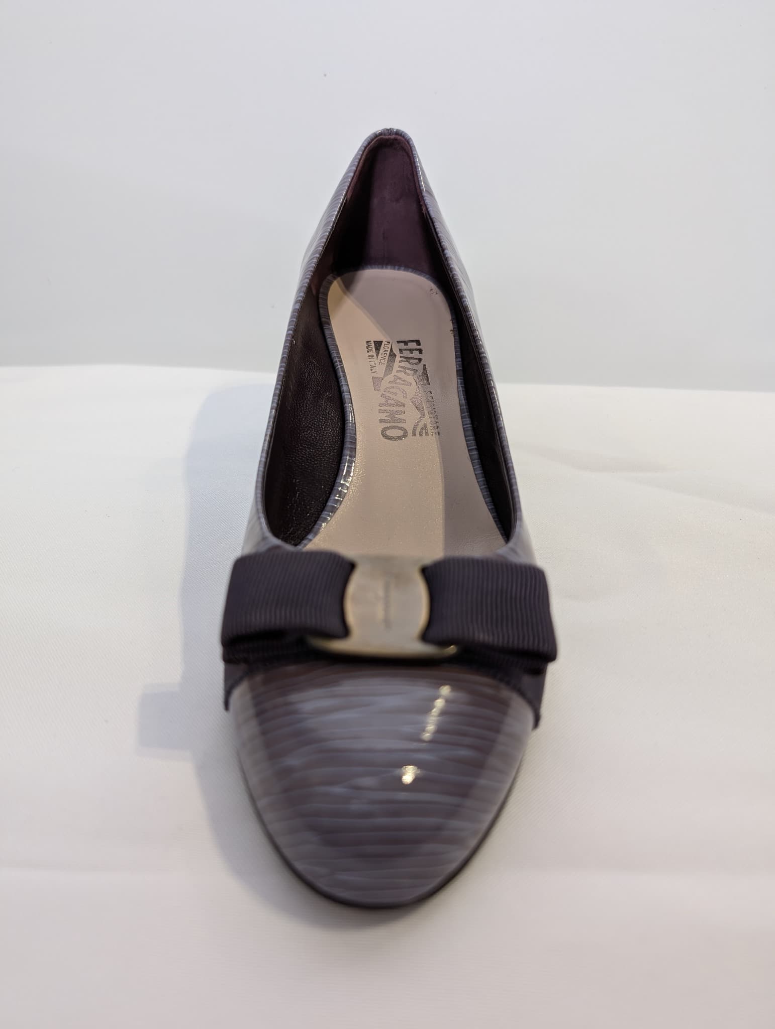 Salvatore Ferragamo Vara Bow Kitten Heel Pumps Grey Patent Leather — photo 3 of 11