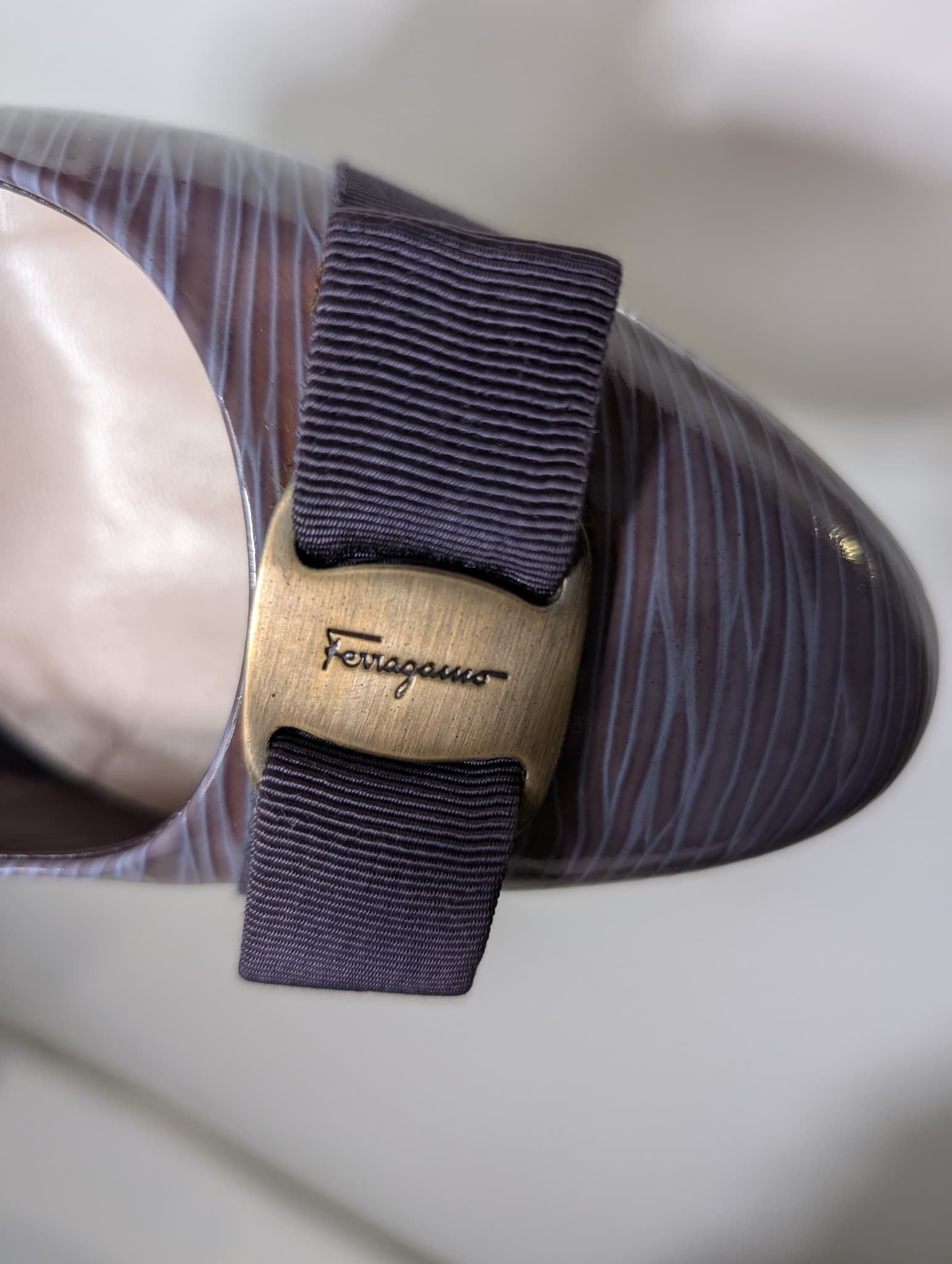 Salvatore Ferragamo Vara Bow Kitten Heel Pumps Grey Patent Leather — photo 7 of 11