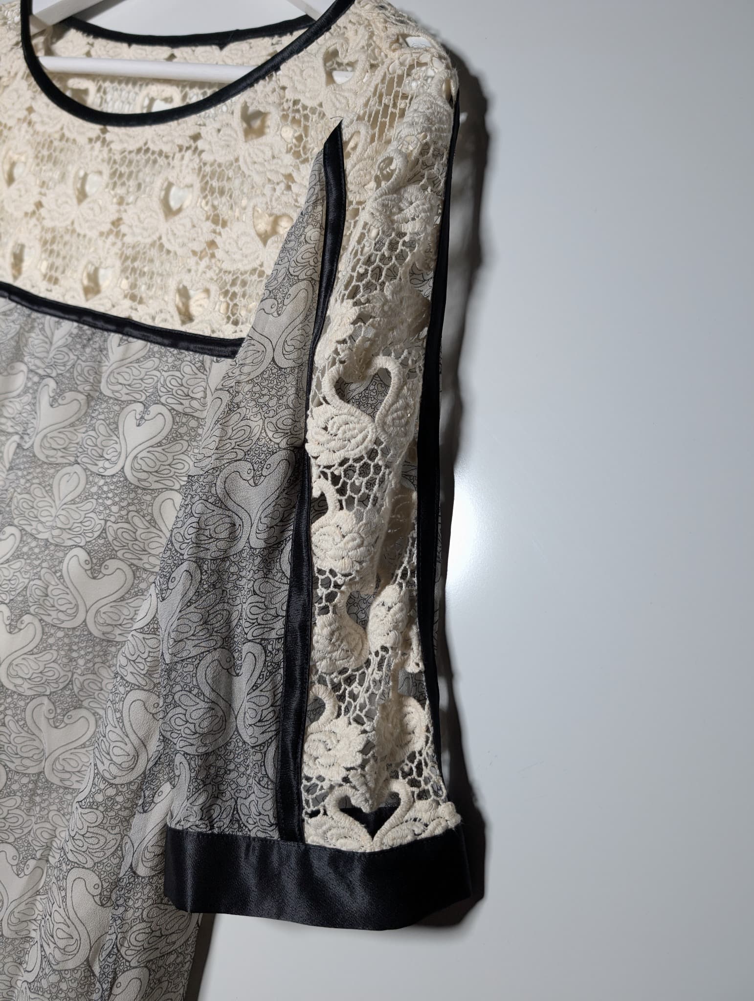 Swan Print Lace Trim Tunic Top Cream and Black UK 12 — photo 3 of 10