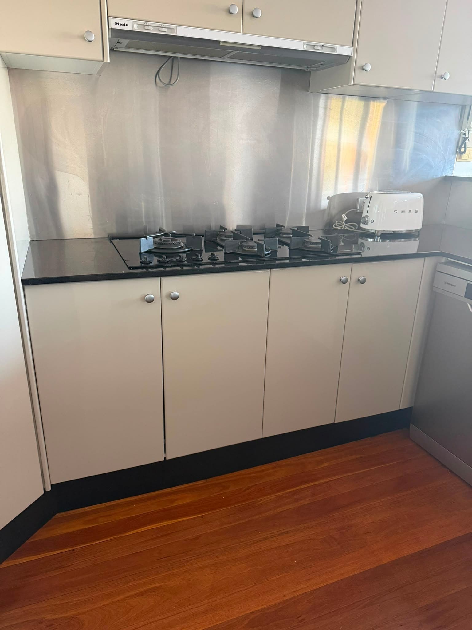 TAUPE HIGH GLOSS KITCHEN — photo 3 of 49