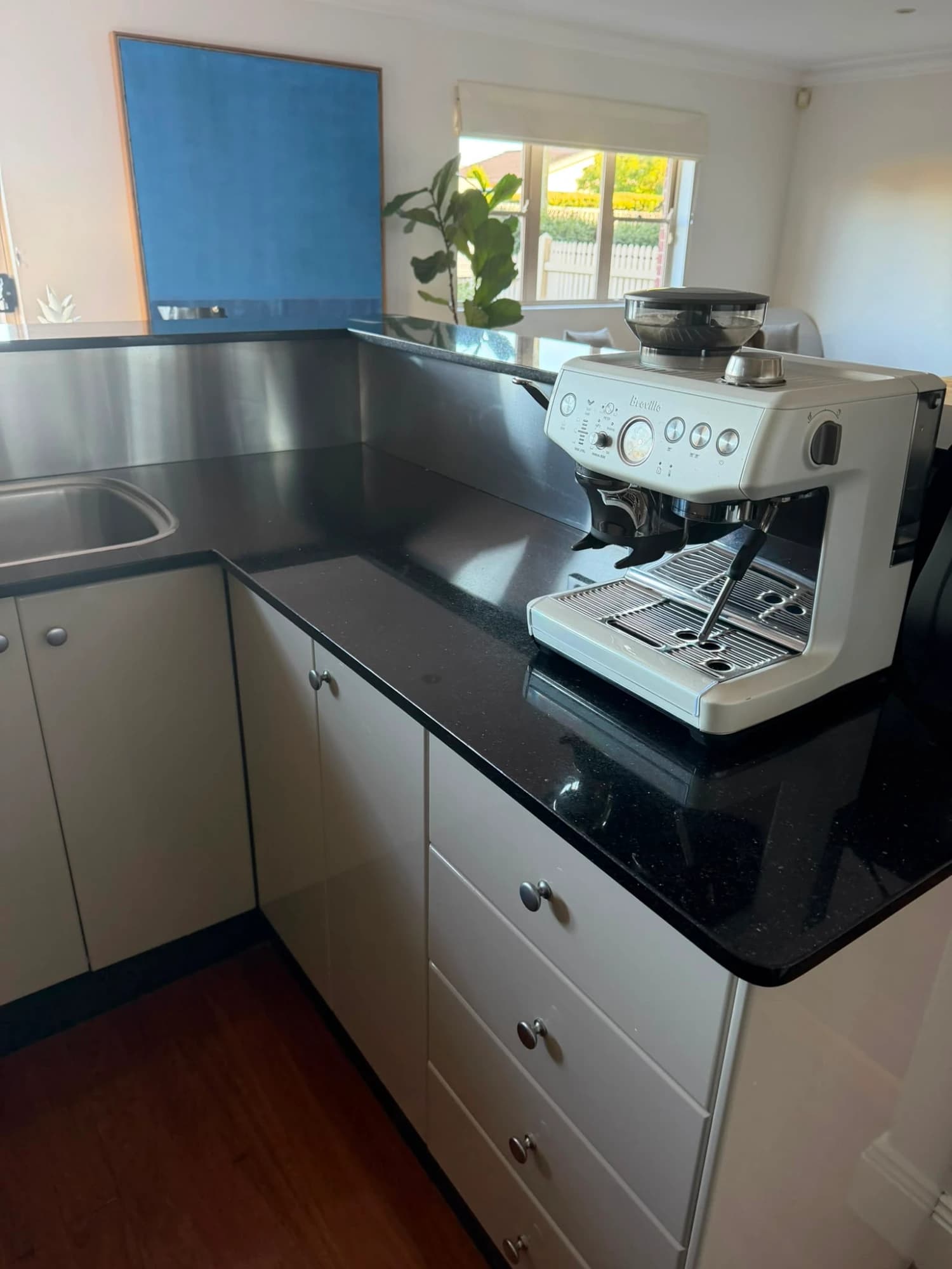 TAUPE HIGH GLOSS KITCHEN — photo 16 of 49