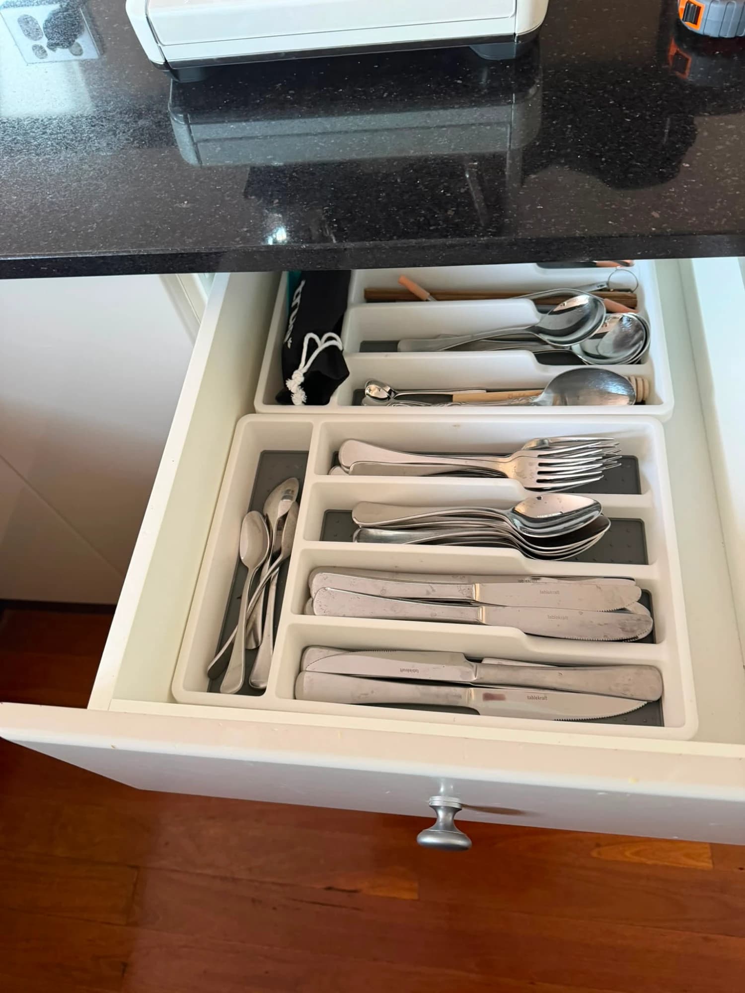 TAUPE HIGH GLOSS KITCHEN — photo 17 of 49