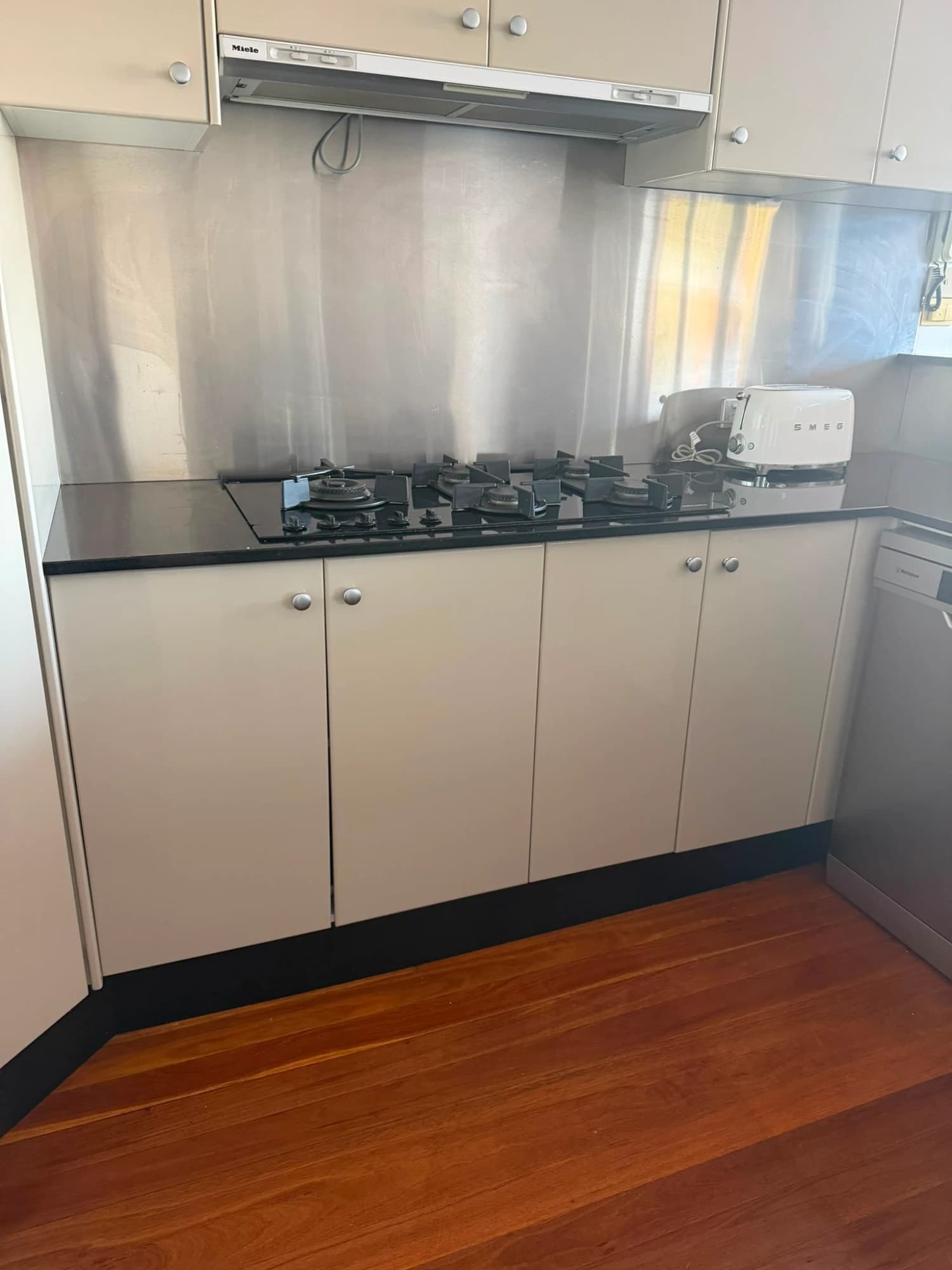 TAUPE HIGH GLOSS KITCHEN — photo 21 of 49